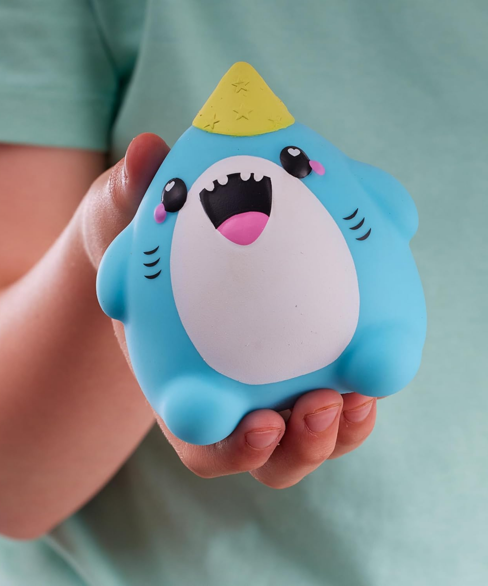 Smooshzees Cutezees Snaws، سمكة قرش زرقاء، شخصيات قابلة للتجميع، ناعمة للغاية، محببة وطرية!