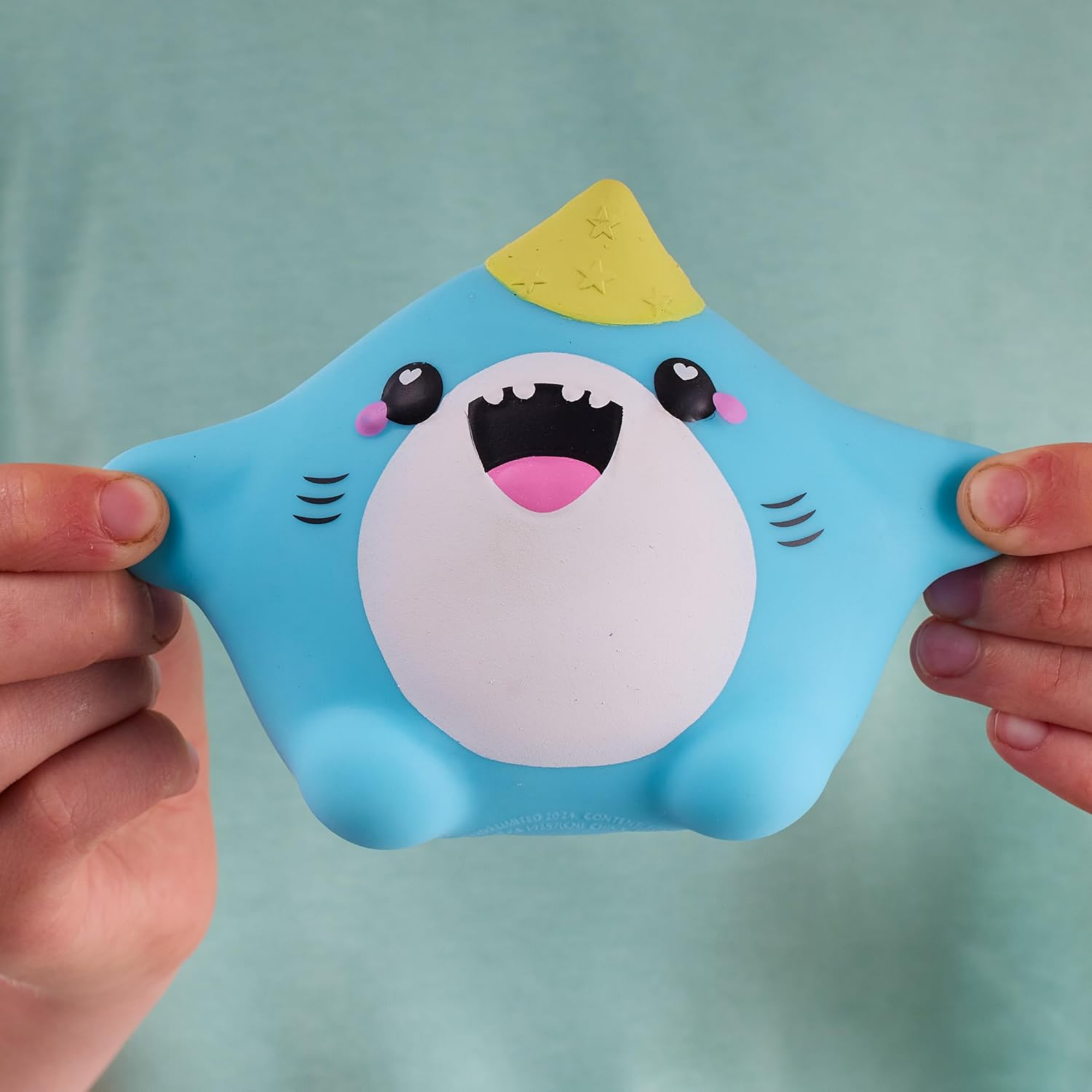 Smooshzees Cutezees Snaws، سمكة قرش زرقاء، شخصيات قابلة للتجميع، ناعمة للغاية، محببة وطرية!