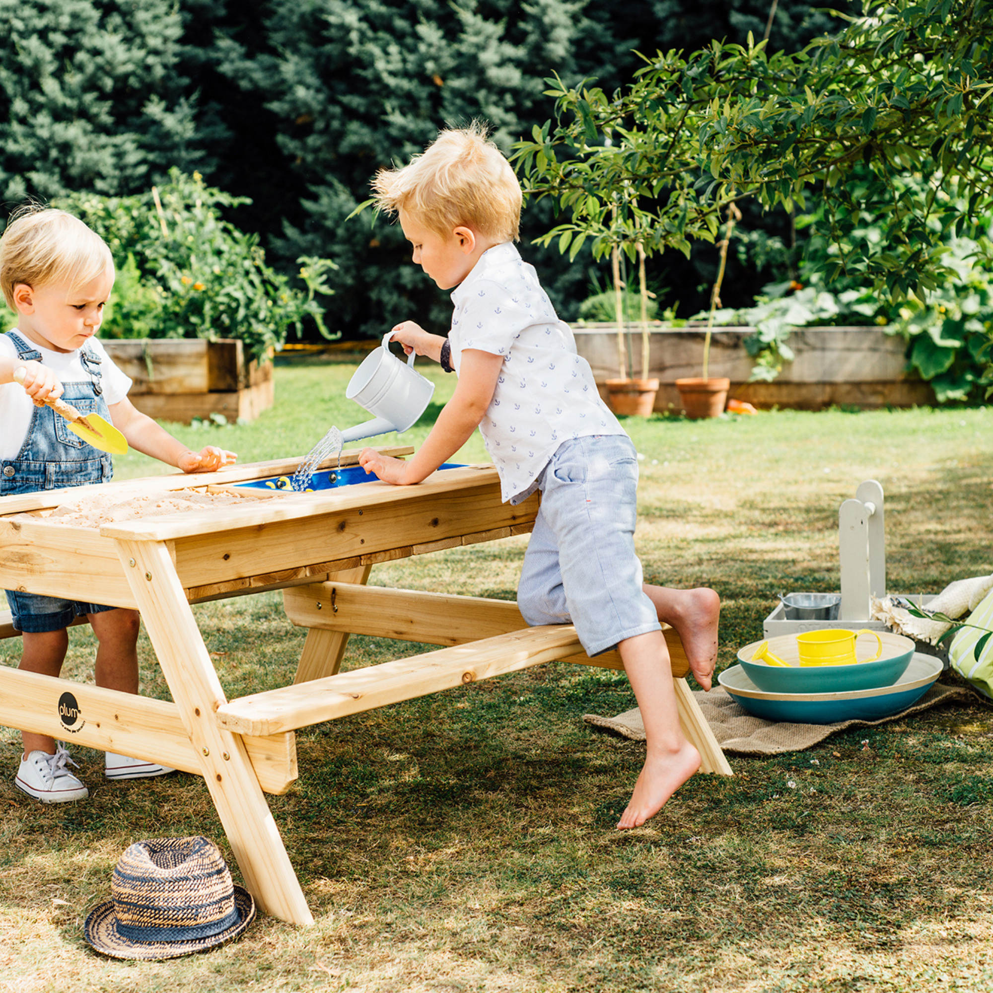 طاولة نزهة خشبية من Plum Surfside للرمل والماء، طاولة متينة 3 في 1 للعب في الهواء الطلق وفي الفناء الخلفي، طاولة لعب أنشطة صيفية مناسبة للأطفال من الأولاد والبنات من سن 18 شهرًا فما فوق