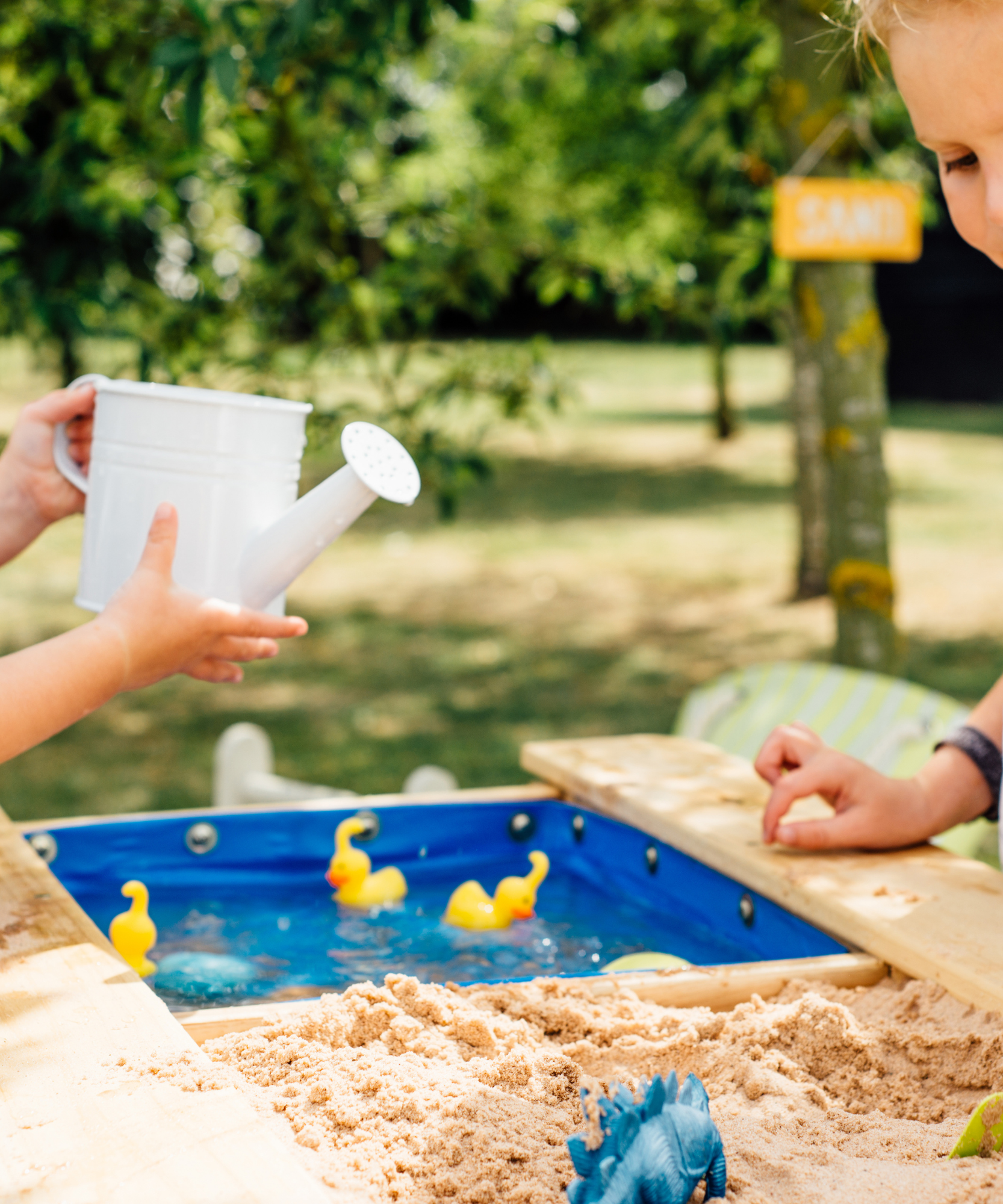 طاولة نزهة خشبية من Plum Surfside للرمل والماء، طاولة متينة 3 في 1 للعب في الهواء الطلق وفي الفناء الخلفي، طاولة لعب أنشطة صيفية مناسبة للأطفال من الأولاد والبنات من سن 18 شهرًا فما فوق