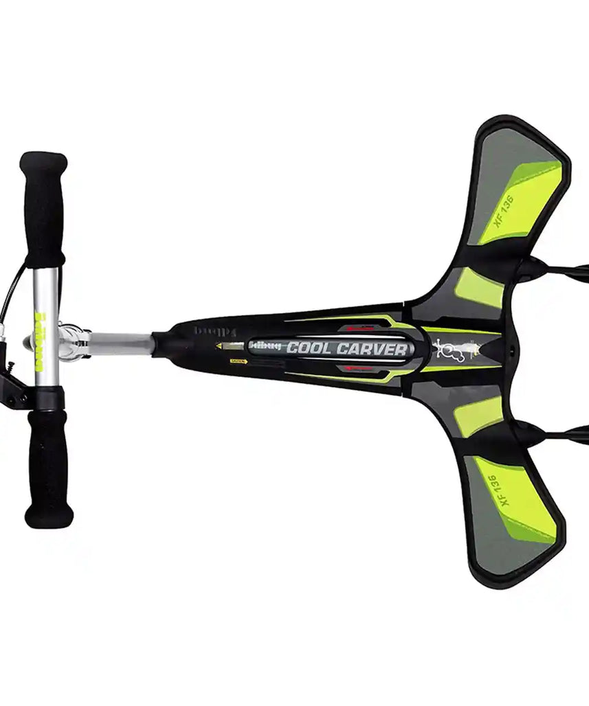 سكوتر JD Bug Cool Carver ثلاثي العجلات، هيكل معدني قابل للطي، عجلة أمامية من البولي يوريثان مقاس 5 بوصات، عجلات خلفية دوارة مقاس 3 بوصات، سعة تحميل 65 كجم، مناسب للأعمار من 5 سنوات فما فوق، سكوتر