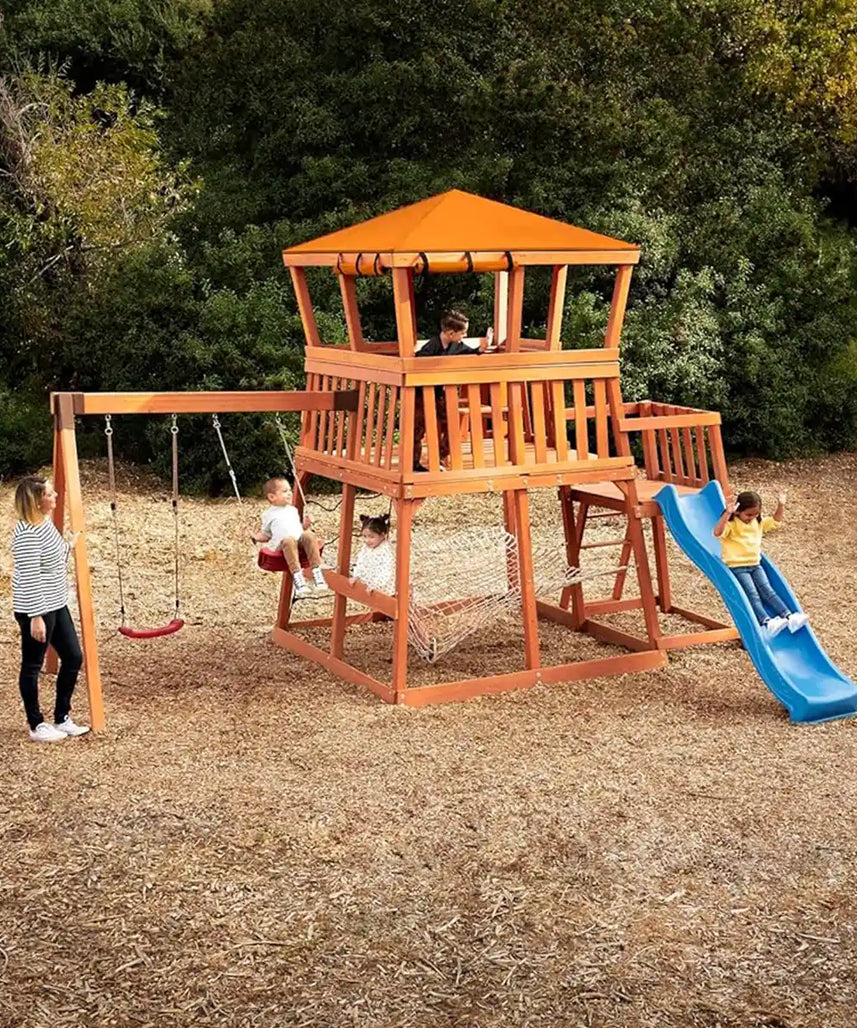 مجموعة ألعاب خارجية من ليتل تايكس مغامرات الدب من الخشب الحقيقي، ملعب خشبي في الفناء الخلفي مع أراجيح، وزحليقة، ونادي، وشبكة شحن، وبرج مراقبة، للأعمار من 3 سنوات فما فوق، مجموعات ألعاب ومعدات ملعب