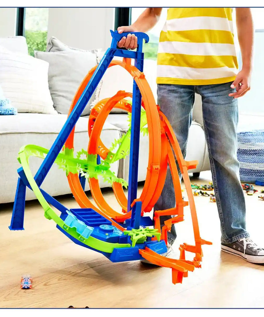 Hot Wheels Epic Crash Dash Track Set, Toy Car Track with 5 Crash Zones, Motorized Booster, Includes 1 Hot Wheels 1:64 Scale Car, Folds for Easy Storage, Kids Toys