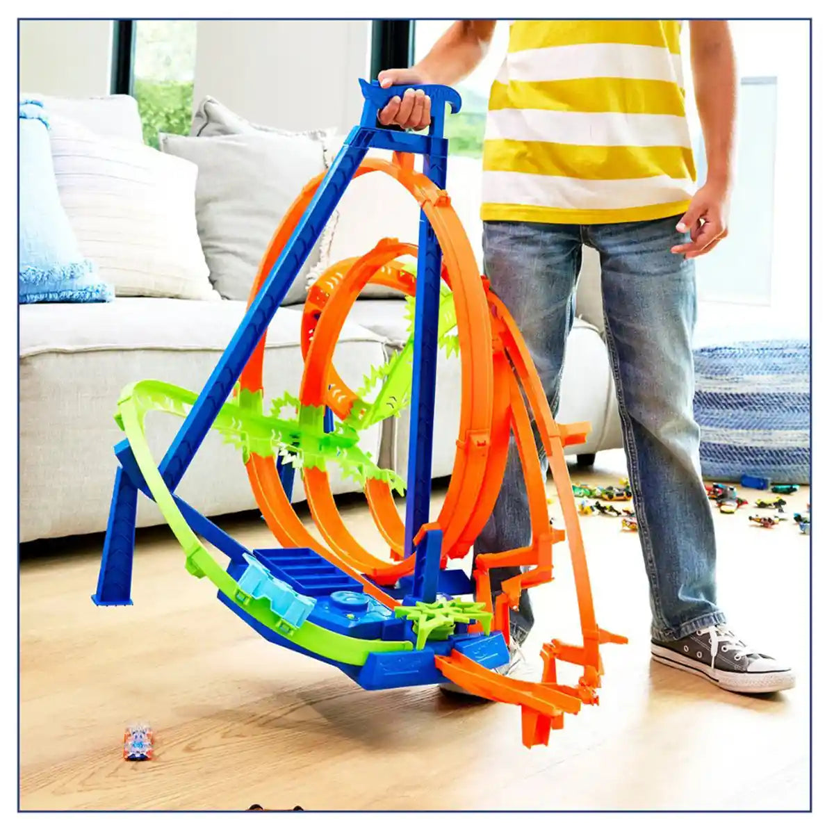 Hot Wheels Epic Crash Dash Track Set, Toy Car Track with 5 Crash Zones, Motorized Booster, Includes 1 Hot Wheels 1:64 Scale Car, Folds for Easy Storage, Kids Toys