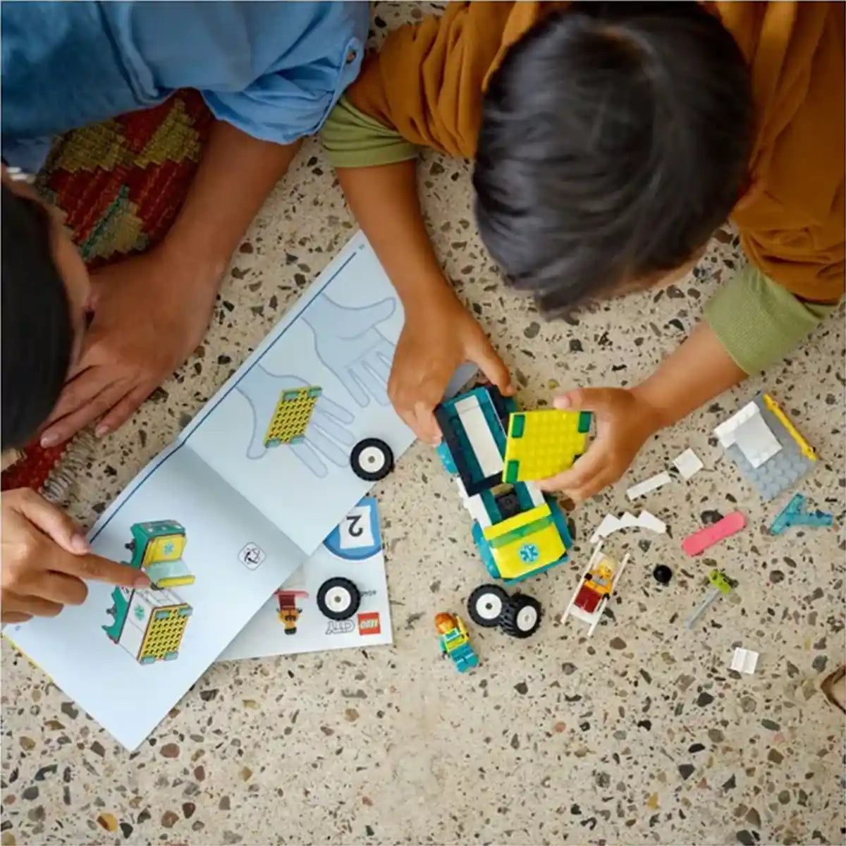 ليجو سيتي سيارة إسعاف طوارئ ومتزلج على الجليد 60403 - ليجو، مجموعة بناء متوافقة مع ليجو، بناء إبداعي ولعب أدوار، 4 سنوات فأكثر