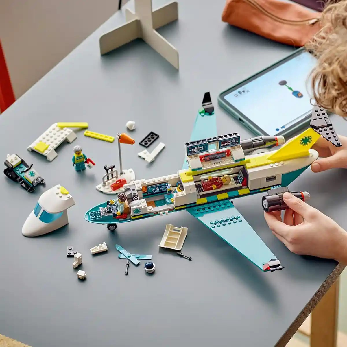 ليجو سيتي 60465 طائرة إسعاف جوية للطوارئ V29 - ليجو، مجموعة بناء متوافقة مع ليجو، بناء إبداعي ولعب أدوار، 3 سنوات فأكثر