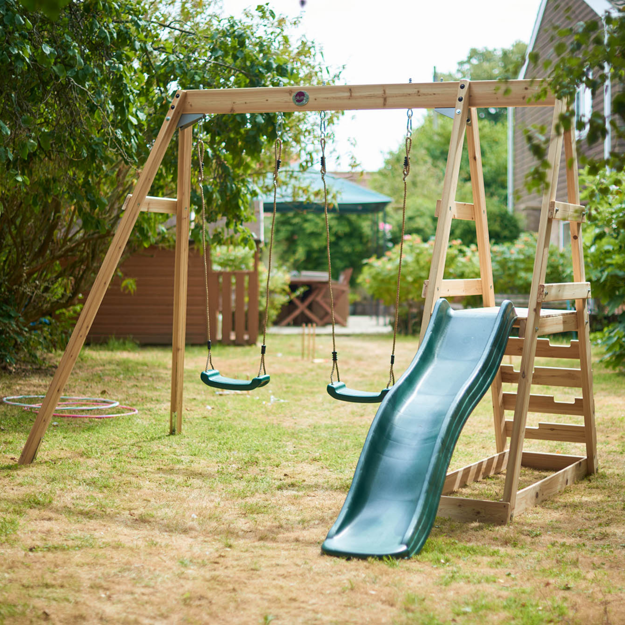 إطار تسلق خشبي من خشب البرقوق مع أرجوحة ومنزلق بطول 6 أقدام، لعبة خارجية قابلة للتحرك للخلف مع سعة وزن 50 كجم لكل مقعد، مناسب للأطفال من الأولاد والبنات من سن 3 سنوات فما فوق