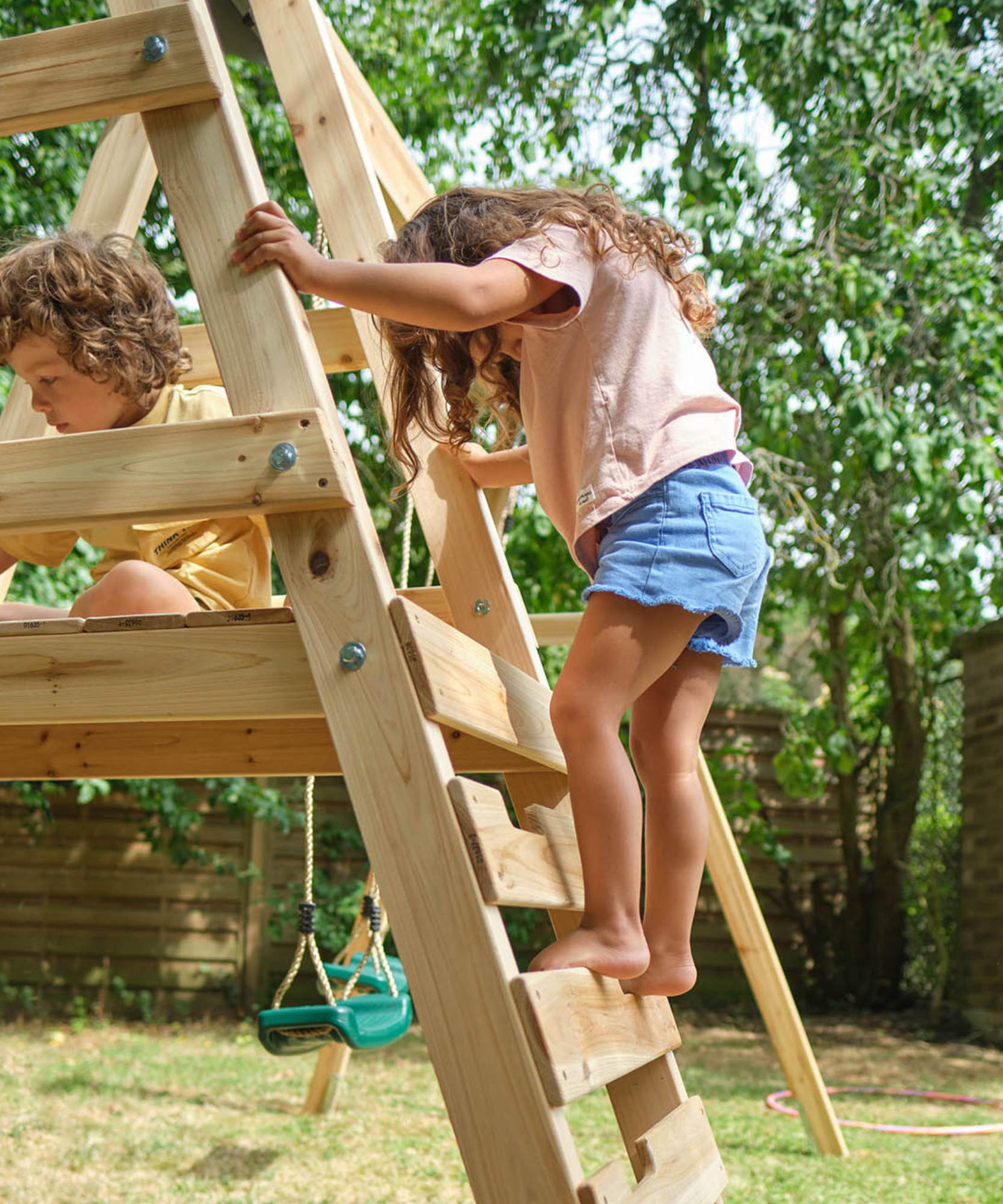 إطار تسلق خشبي من خشب البرقوق مع أرجوحة ومنزلق بطول 6 أقدام، لعبة خارجية قابلة للتحرك للخلف مع سعة وزن 50 كجم لكل مقعد، مناسب للأطفال من الأولاد والبنات من سن 3 سنوات فما فوق