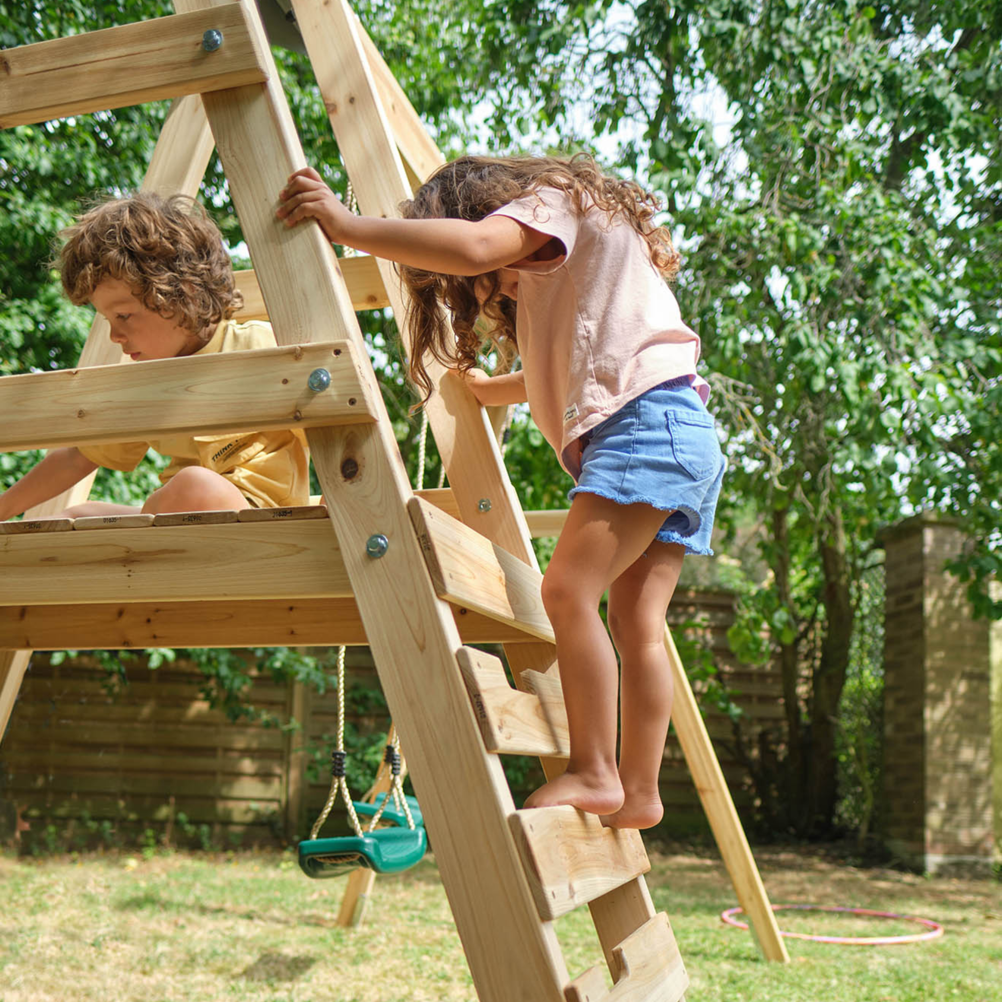 إطار تسلق خشبي من خشب البرقوق مع أرجوحة ومنزلق بطول 6 أقدام، لعبة خارجية قابلة للتحرك للخلف مع سعة وزن 50 كجم لكل مقعد، مناسب للأطفال من الأولاد والبنات من سن 3 سنوات فما فوق