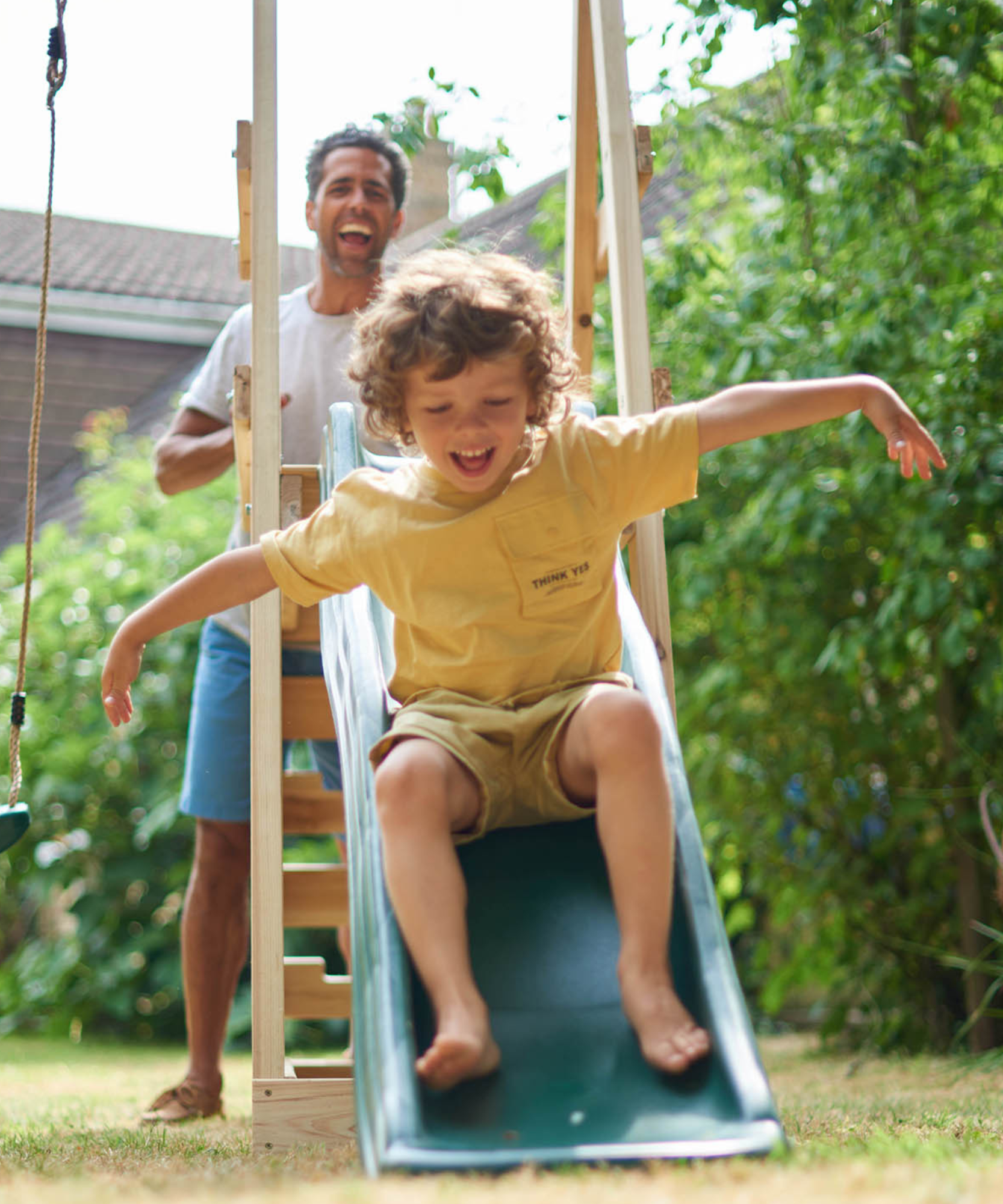 إطار تسلق خشبي من خشب البرقوق مع أرجوحة ومنزلق بطول 6 أقدام، لعبة خارجية قابلة للتحرك للخلف مع سعة وزن 50 كجم لكل مقعد، مناسب للأطفال من الأولاد والبنات من سن 3 سنوات فما فوق