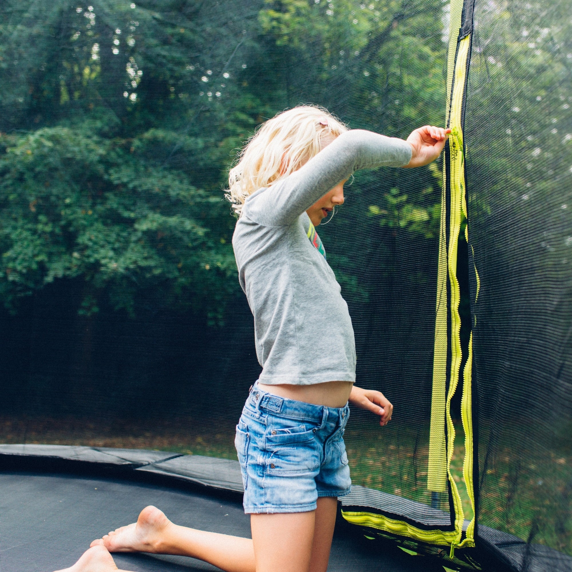 ترامبولين بلام سبرينغ سيف جامبر بطول 12 قدمًا مع سياج وشبكة أمان ووسادة إسفنجية للحماية، لعبة ترفيهية خارجية مستقرة مع حماية من الأشعة فوق البنفسجية والصدأ والطقس، مناسبة للأطفال من سن 6 سنوات فما فوق