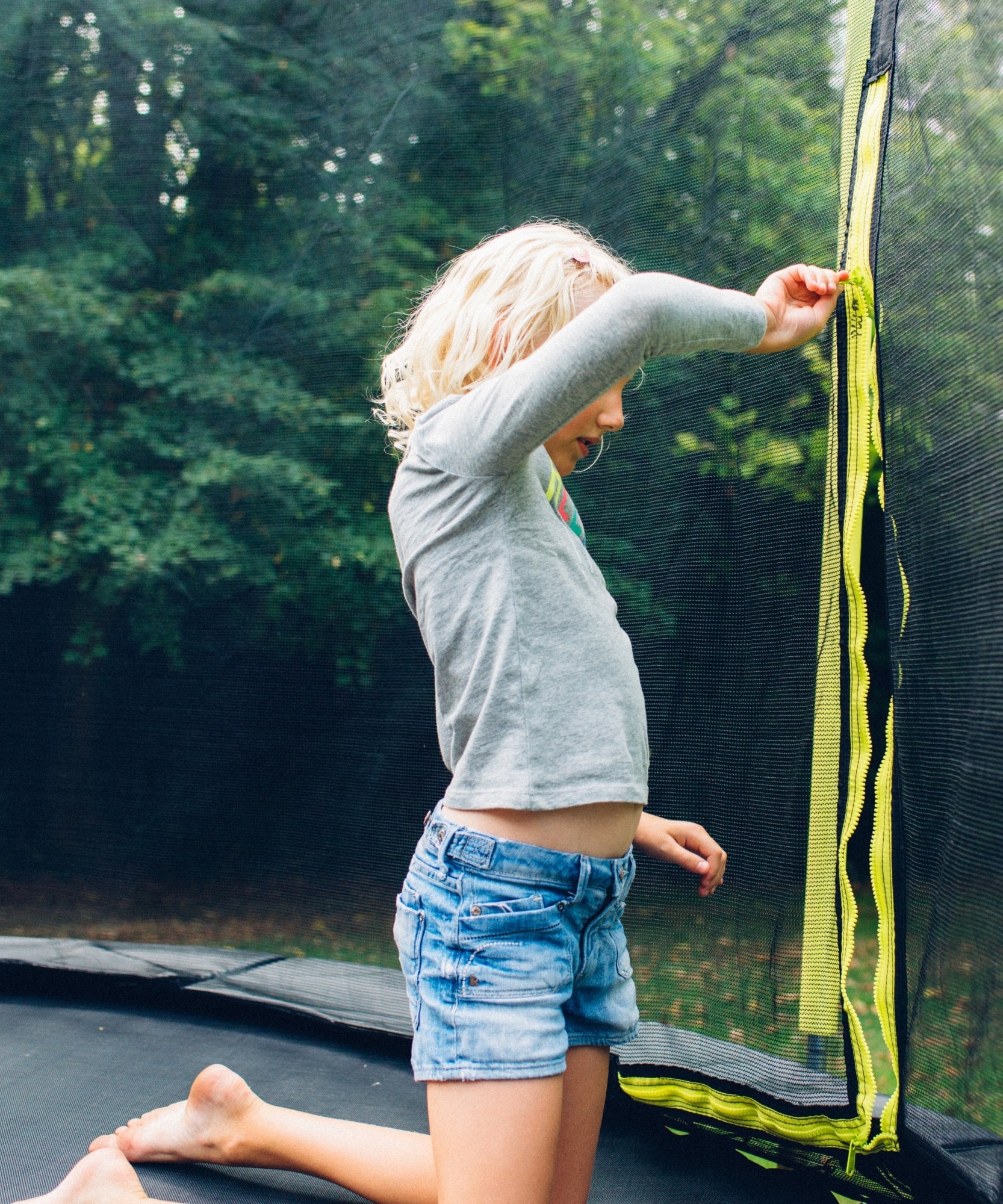 ترامبولين بلام 8 أقدام سبرينغسيف جامبر مع سياج وشبكة أمان ووسادة إسفنجية للحماية، لعبة ترفيهية خارجية مستقرة مع حماية من الأشعة فوق البنفسجية والصدأ والطقس، مناسبة للأطفال من سن 6 سنوات فما فوق