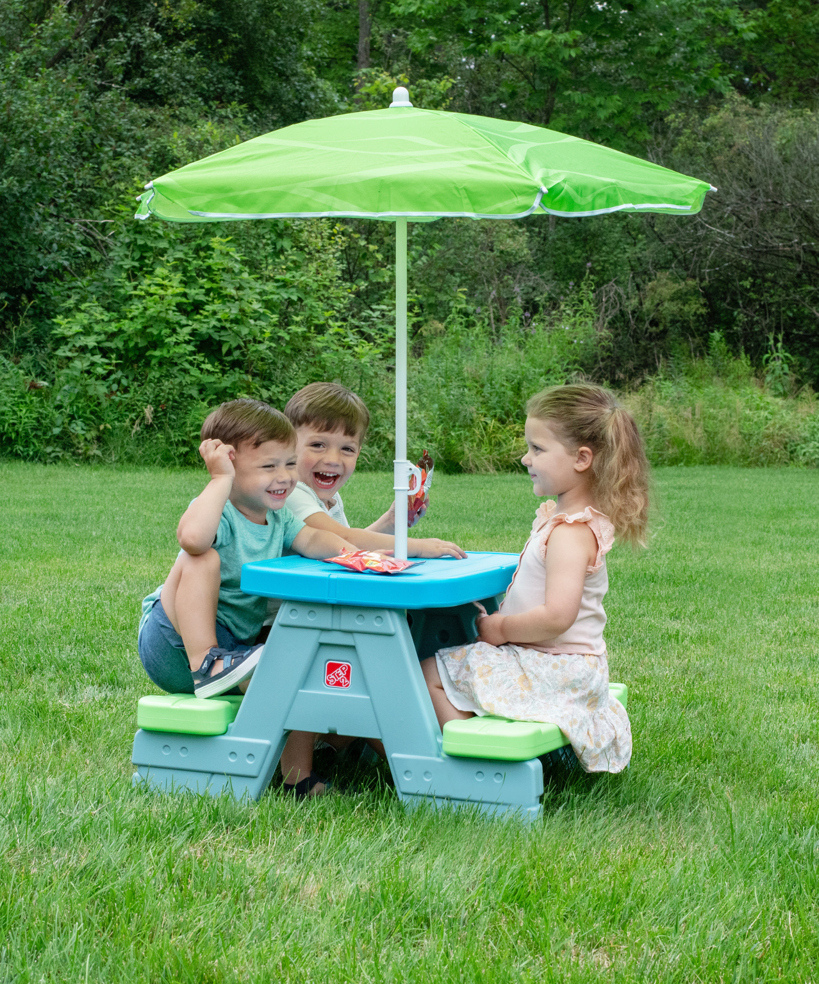 طاولة نزهة Step2 Sun & Shade مع مظلة، متوافقة مع الاستخدام الداخلي والخارجي، طاولة أطفال متعددة الوظائف بسعة وزن 73 كجم، مناسبة للأطفال من الأولاد والبنات من سن 1.5 سنة فما فوق