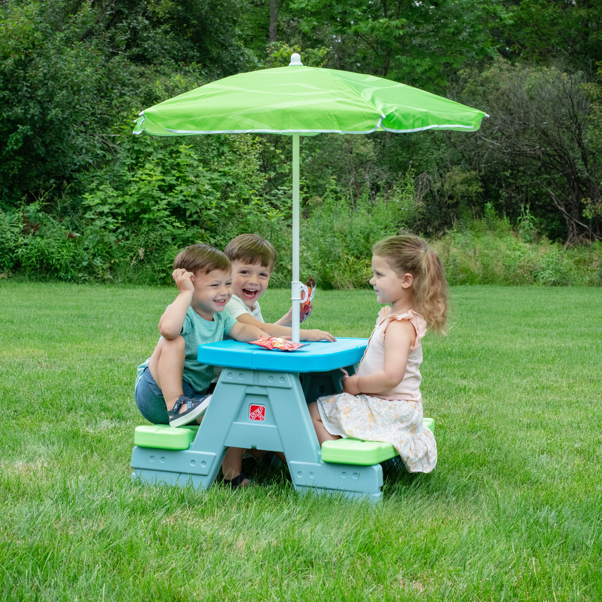 طاولة نزهة Step2 Sun & Shade مع مظلة، متوافقة مع الاستخدام الداخلي والخارجي، طاولة أطفال متعددة الوظائف بسعة وزن 73 كجم، مناسبة للأطفال من الأولاد والبنات من سن 1.5 سنة فما فوق