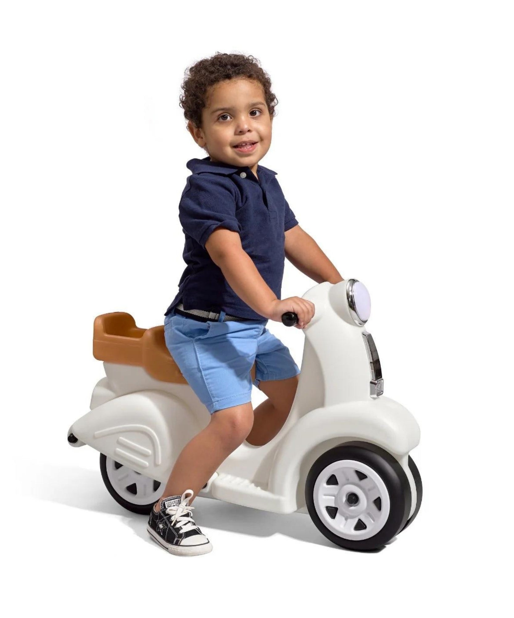 سكوتر ستيب 2 للأطفال، مقعد واحد، سهل التخزين، لعبة ركوب مع فتحة تخزين خلفية، مناسب للأطفال من الأولاد والبنات من سن 18 شهرًا فما فوق، لون أبيض