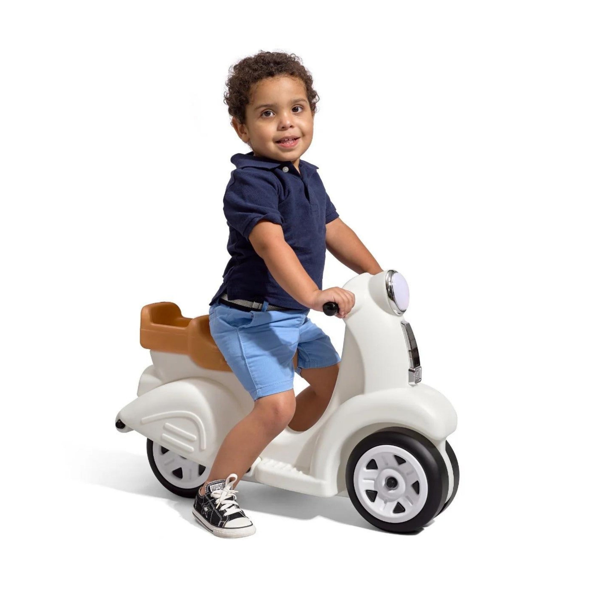 سكوتر ستيب 2 للأطفال، مقعد واحد، سهل التخزين، لعبة ركوب مع فتحة تخزين خلفية، مناسب للأطفال من الأولاد والبنات من سن 18 شهرًا فما فوق، لون أبيض