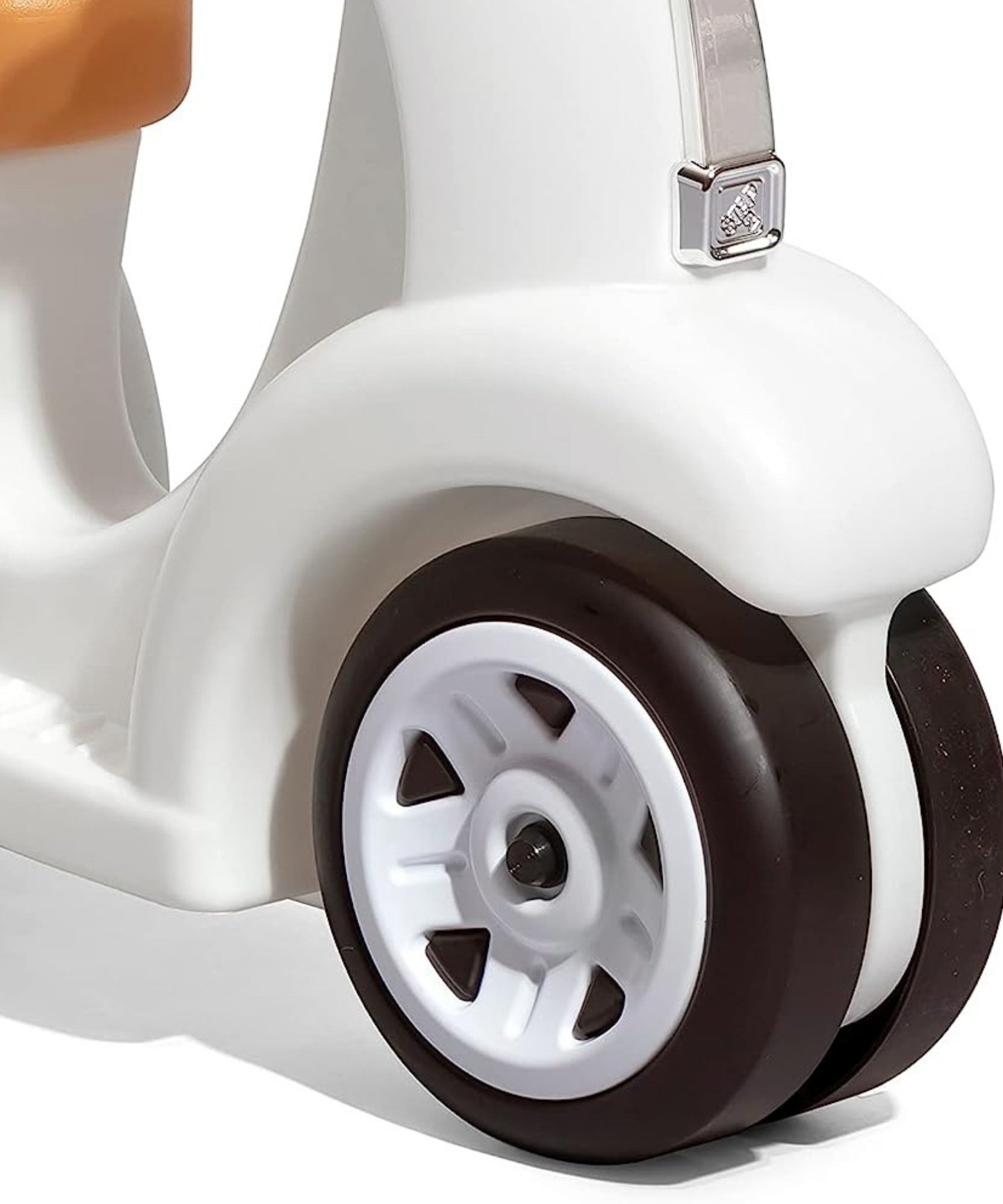 سكوتر ستيب 2 للأطفال، مقعد واحد، سهل التخزين، لعبة ركوب مع فتحة تخزين خلفية، مناسب للأطفال من الأولاد والبنات من سن 18 شهرًا فما فوق، لون أبيض