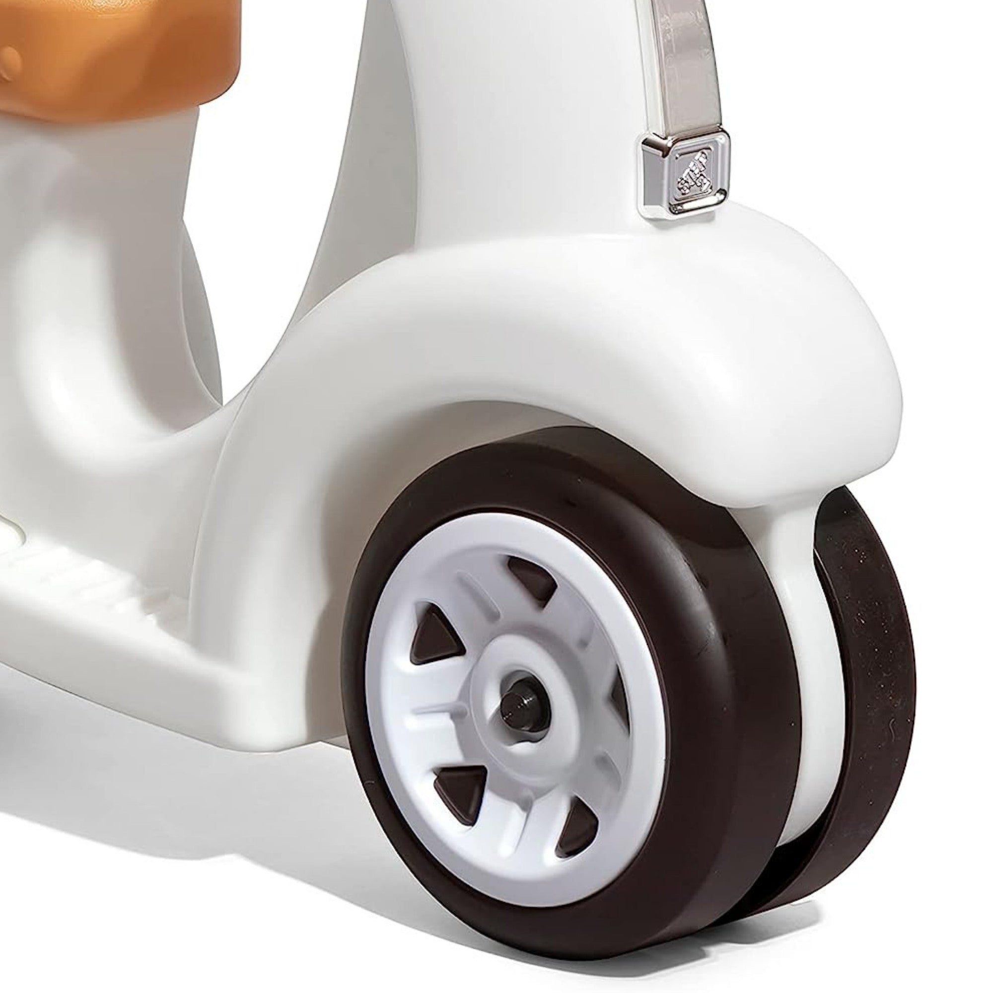 سكوتر ستيب 2 للأطفال، مقعد واحد، سهل التخزين، لعبة ركوب مع فتحة تخزين خلفية، مناسب للأطفال من الأولاد والبنات من سن 18 شهرًا فما فوق، لون أبيض