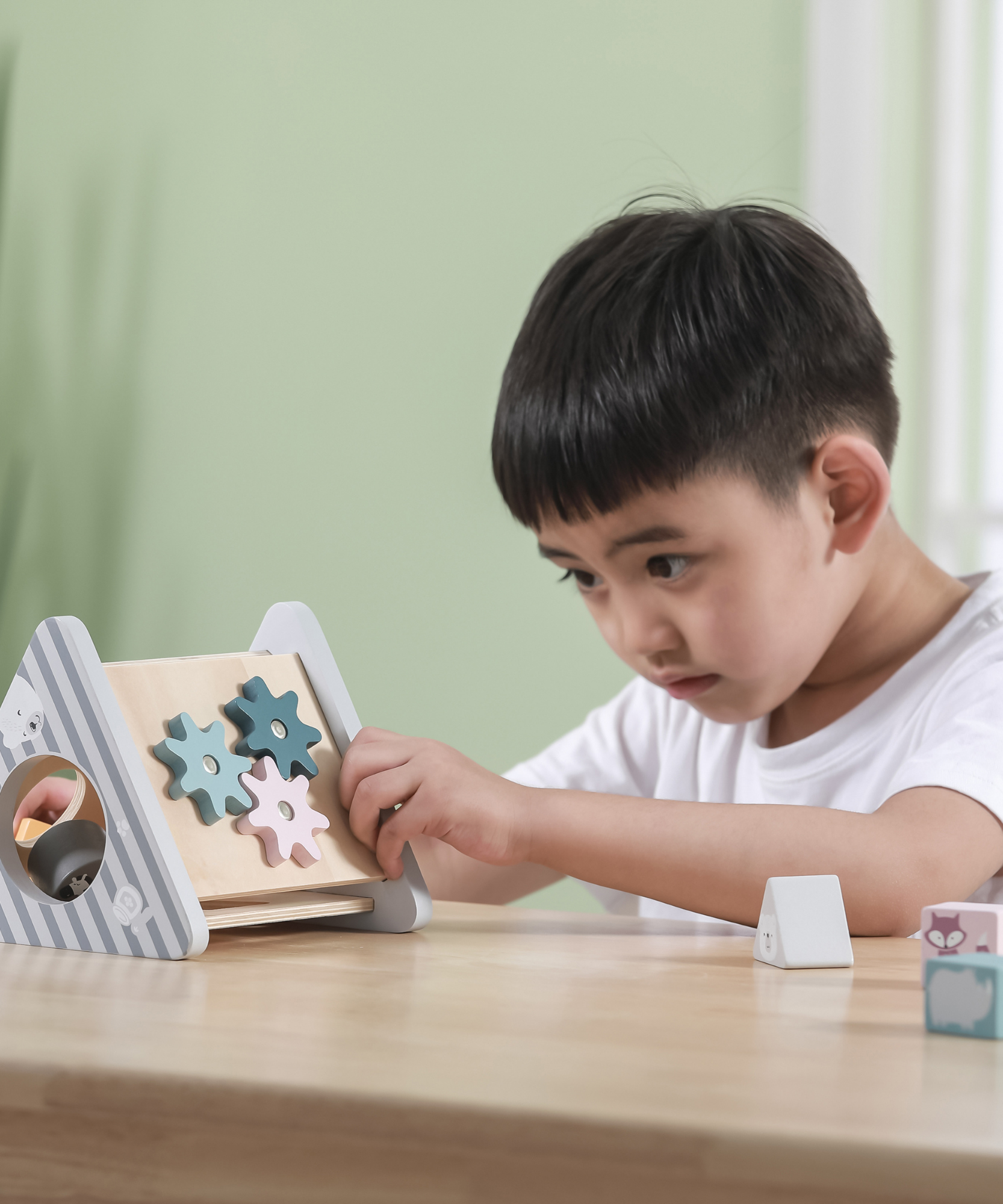 صندوق أنشطة فرز الأشكال الخشبية من PolarB للأطفال الصغار، صندوق مثلث الشكل بخمسة جوانب مع 7 أشكال هندسية وتروس دوارة، لعبة تعليمية للتعرف على الأشكال والمهارات الحركية الدقيقة