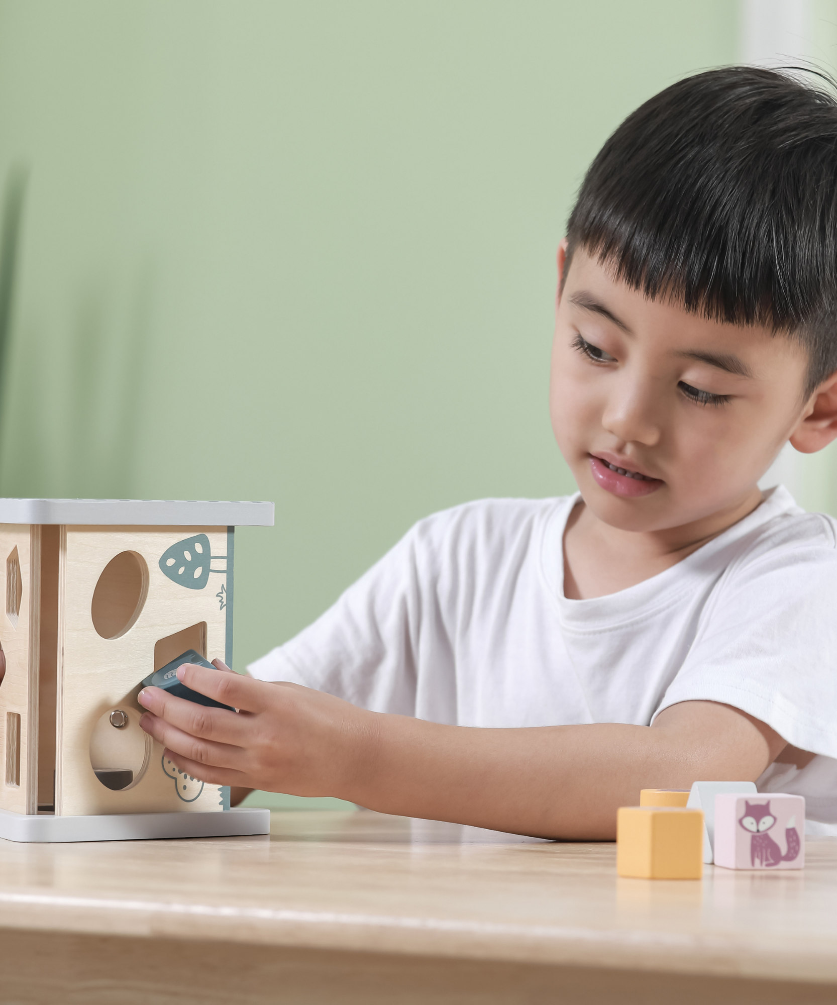 صندوق أنشطة فرز الأشكال الخشبية من PolarB للأطفال الصغار، صندوق مثلث الشكل بخمسة جوانب مع 7 أشكال هندسية وتروس دوارة، لعبة تعليمية للتعرف على الأشكال والمهارات الحركية الدقيقة