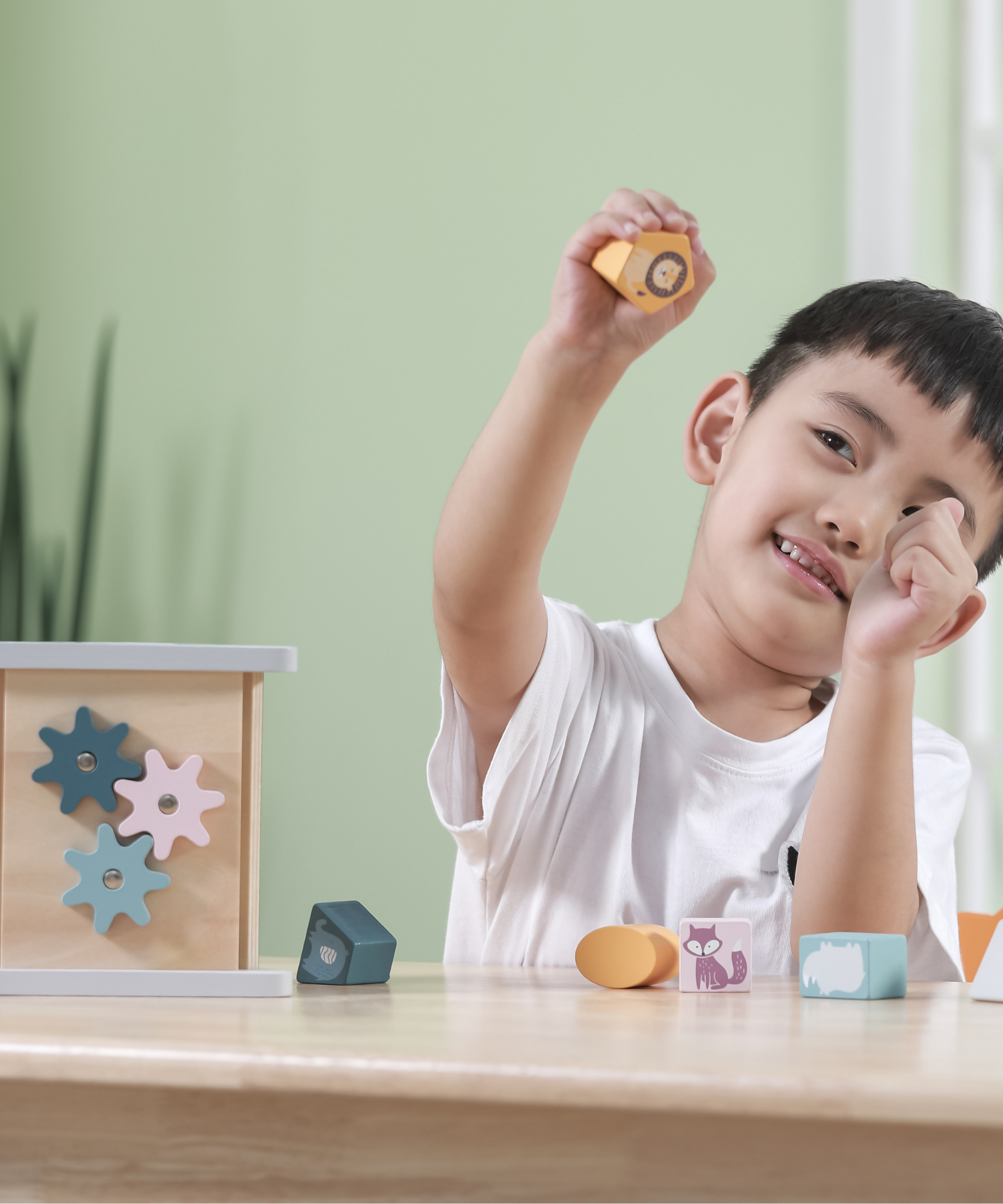 صندوق أنشطة فرز الأشكال الخشبية من PolarB للأطفال الصغار، صندوق مثلث الشكل بخمسة جوانب مع 7 أشكال هندسية وتروس دوارة، لعبة تعليمية للتعرف على الأشكال والمهارات الحركية الدقيقة