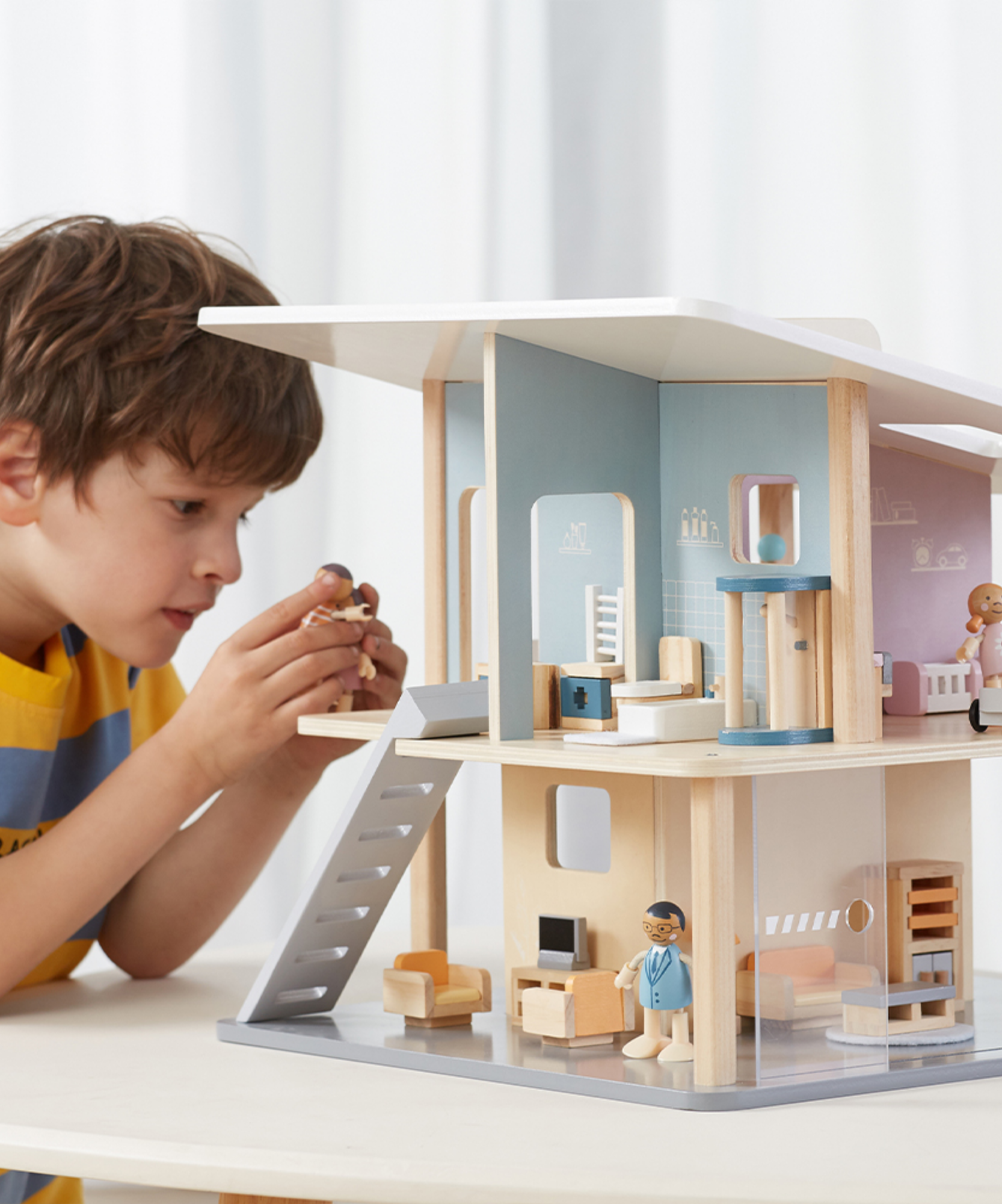 مجموعة دمى PolarB العائلية من 4 قطع بأذرع وأرجل قابلة للتعديل للعب الأدوار في بيت الدمية، للأعمار من 3 سنوات فما فوق