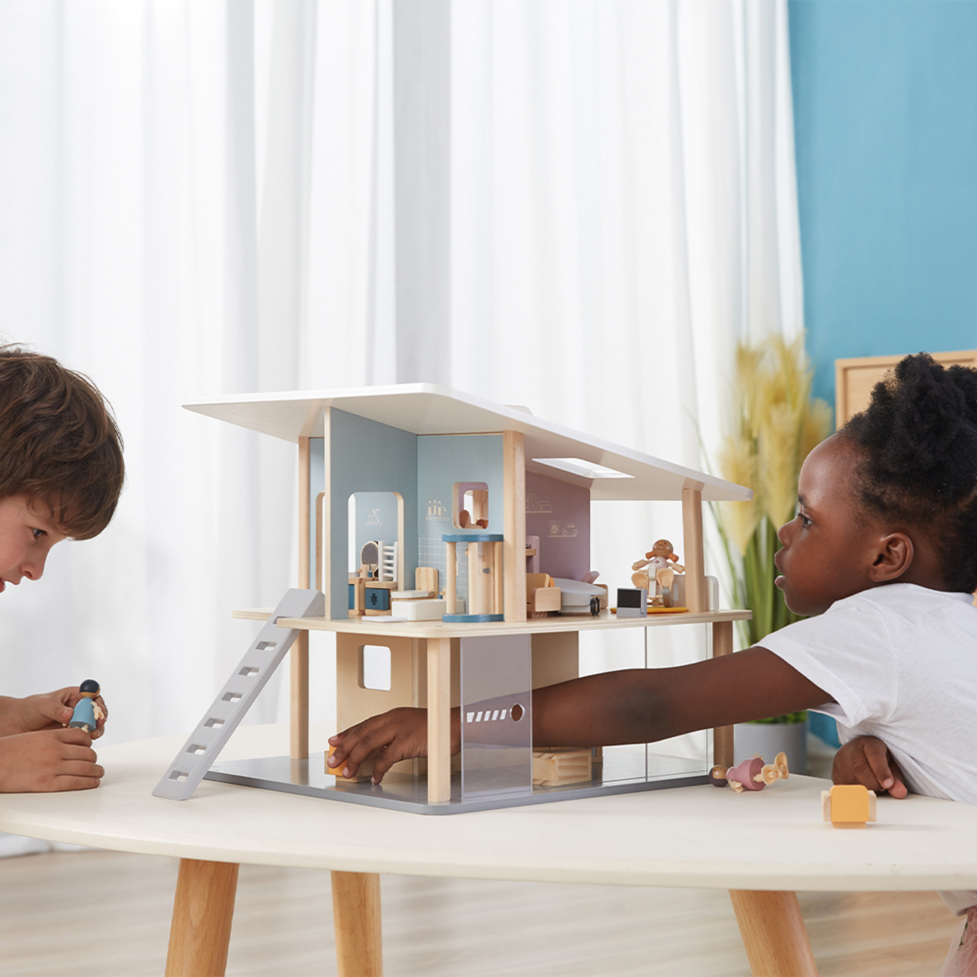 مجموعة دمى PolarB العائلية من 4 قطع بأذرع وأرجل قابلة للتعديل للعب الأدوار في بيت الدمية، للأعمار من 3 سنوات فما فوق