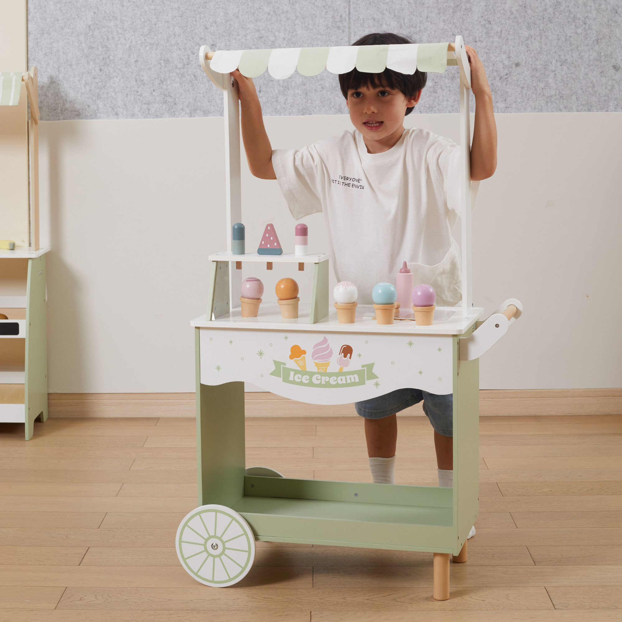 عربة الآيس كريم الخشبية PolarB، عربة لعب تظاهرية كبيرة مع مغرفة مغناطيسية وأقماع ومصاصات وسبورة، لعبة لعب الأدوار للأطفال من سن 3 سنوات فما فوق