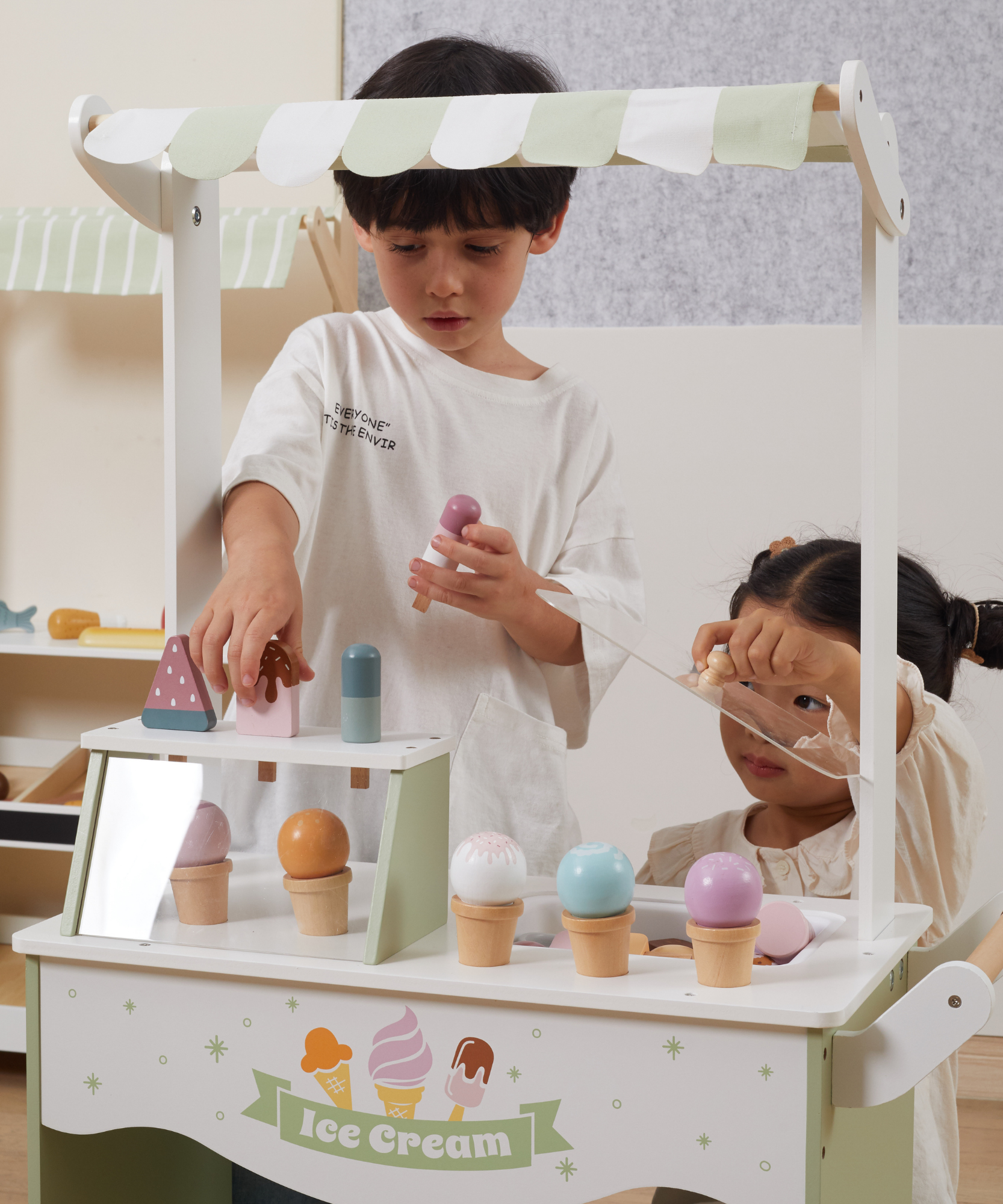 عربة الآيس كريم الخشبية PolarB، عربة لعب تظاهرية كبيرة مع مغرفة مغناطيسية وأقماع ومصاصات وسبورة، لعبة لعب الأدوار للأطفال من سن 3 سنوات فما فوق