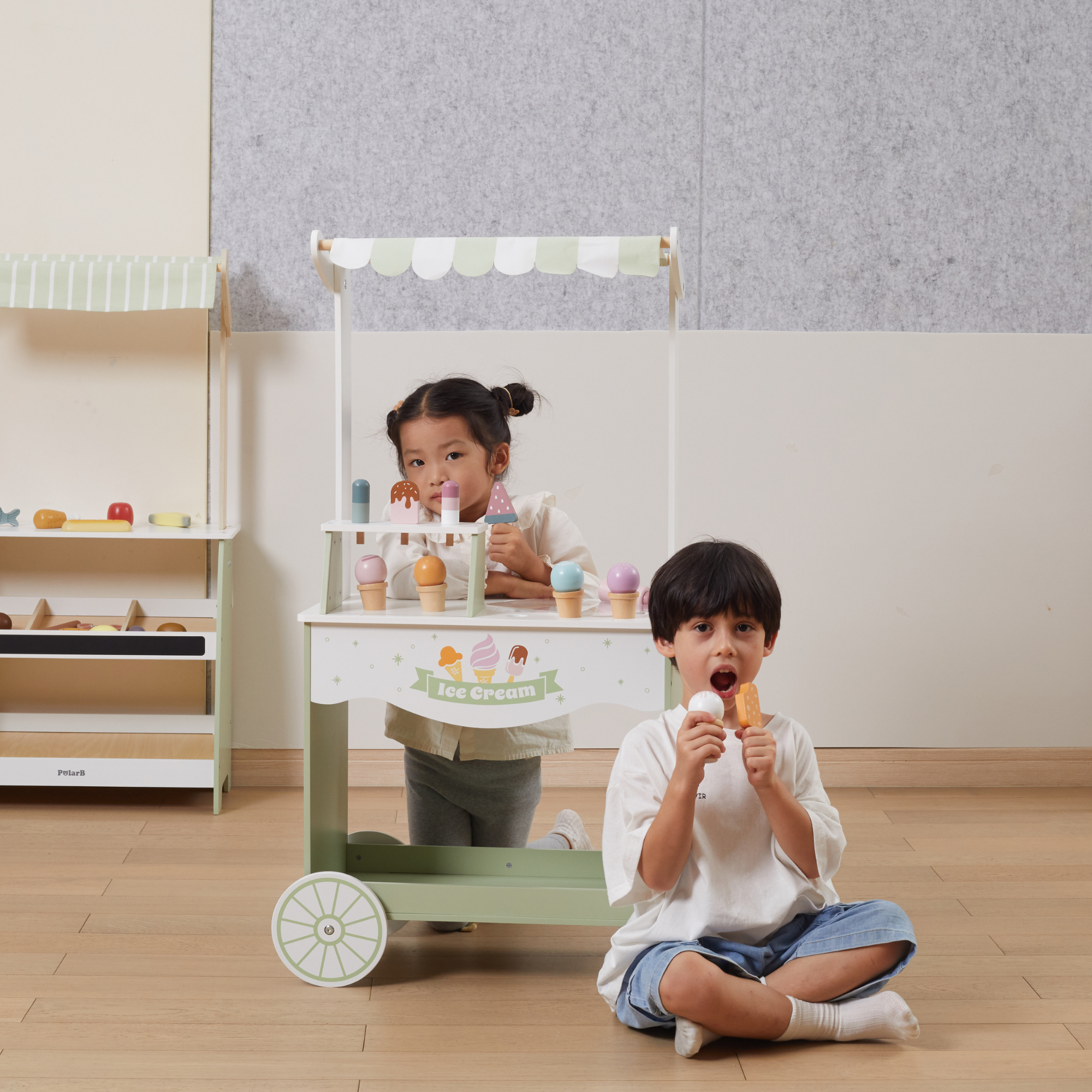 عربة الآيس كريم الخشبية PolarB، عربة لعب تظاهرية كبيرة مع مغرفة مغناطيسية وأقماع ومصاصات وسبورة، لعبة لعب الأدوار للأطفال من سن 3 سنوات فما فوق