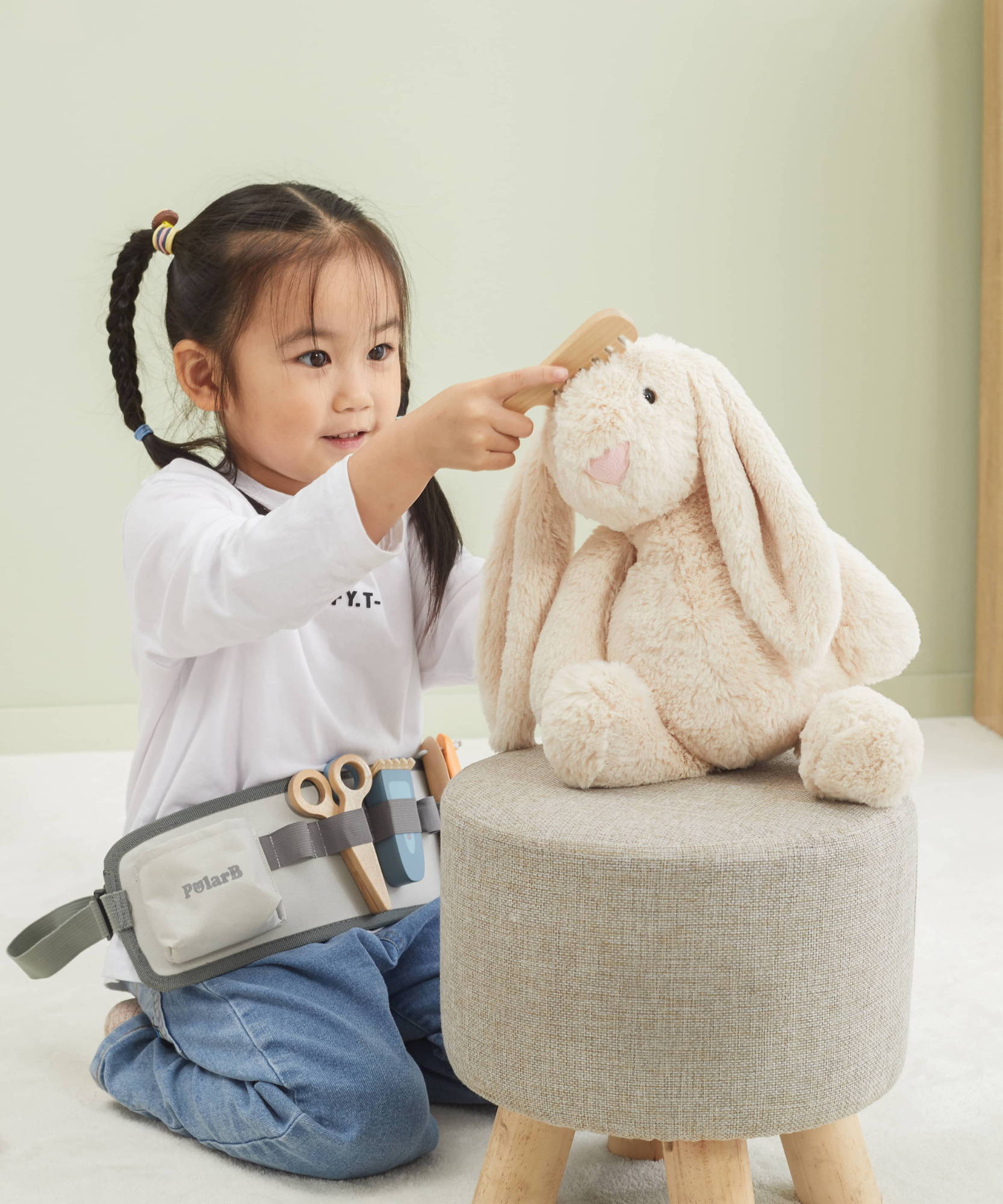 مجموعة تصفيف الشعر الخشبية من PolarB للأطفال، لعبة تصفيف الشعر التظاهري مع حزام قابل للتعديل، ومقص، ومشط، ومجفف شعر، وإكسسوارات، للأعمار من 3 سنوات فما فوق