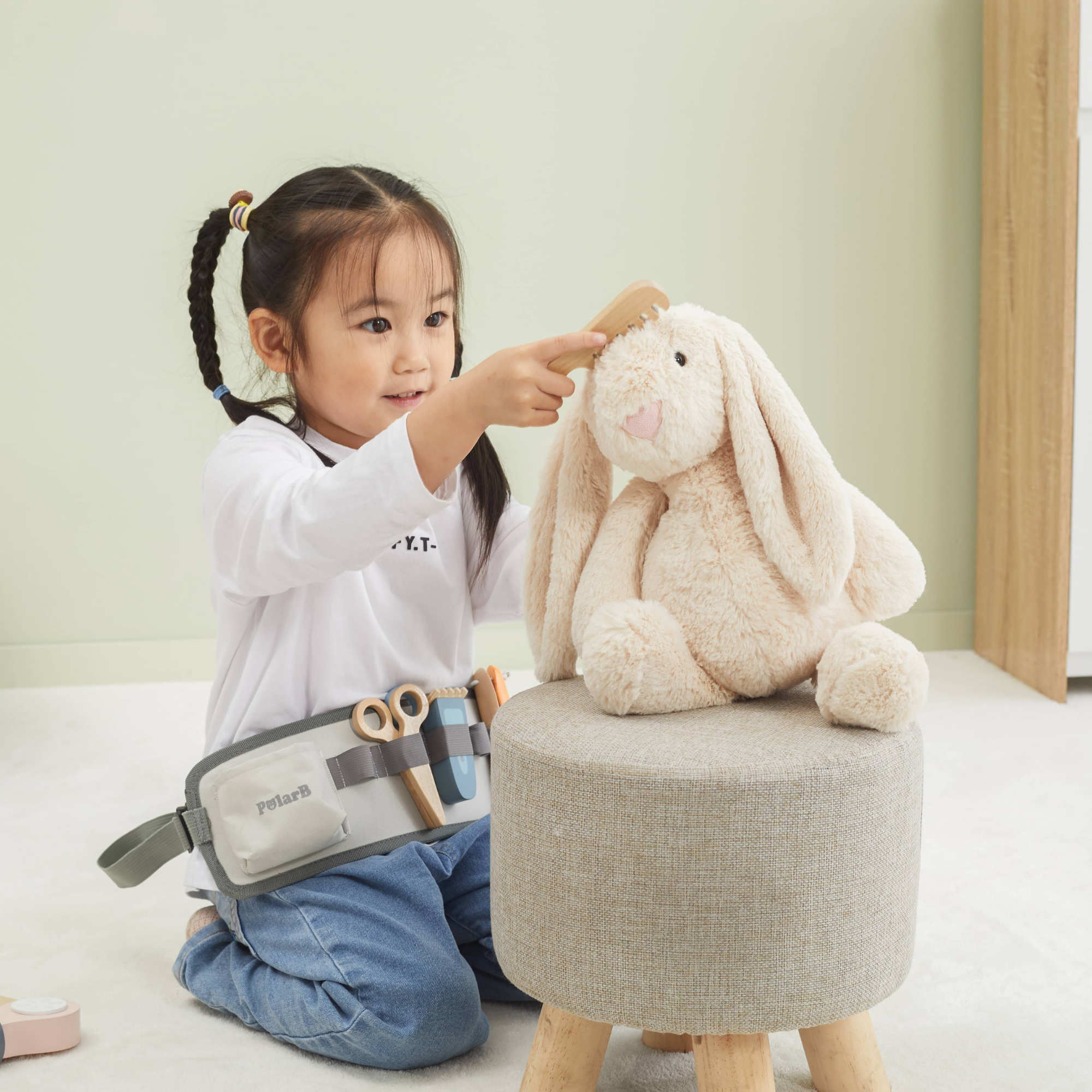 مجموعة تصفيف الشعر الخشبية من PolarB للأطفال، لعبة تصفيف الشعر التظاهري مع حزام قابل للتعديل، ومقص، ومشط، ومجفف شعر، وإكسسوارات، للأعمار من 3 سنوات فما فوق