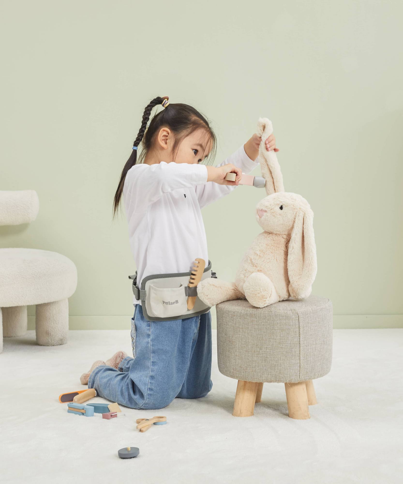 مجموعة تصفيف الشعر الخشبية من PolarB للأطفال، لعبة تصفيف الشعر التظاهري مع حزام قابل للتعديل، ومقص، ومشط، ومجفف شعر، وإكسسوارات، للأعمار من 3 سنوات فما فوق