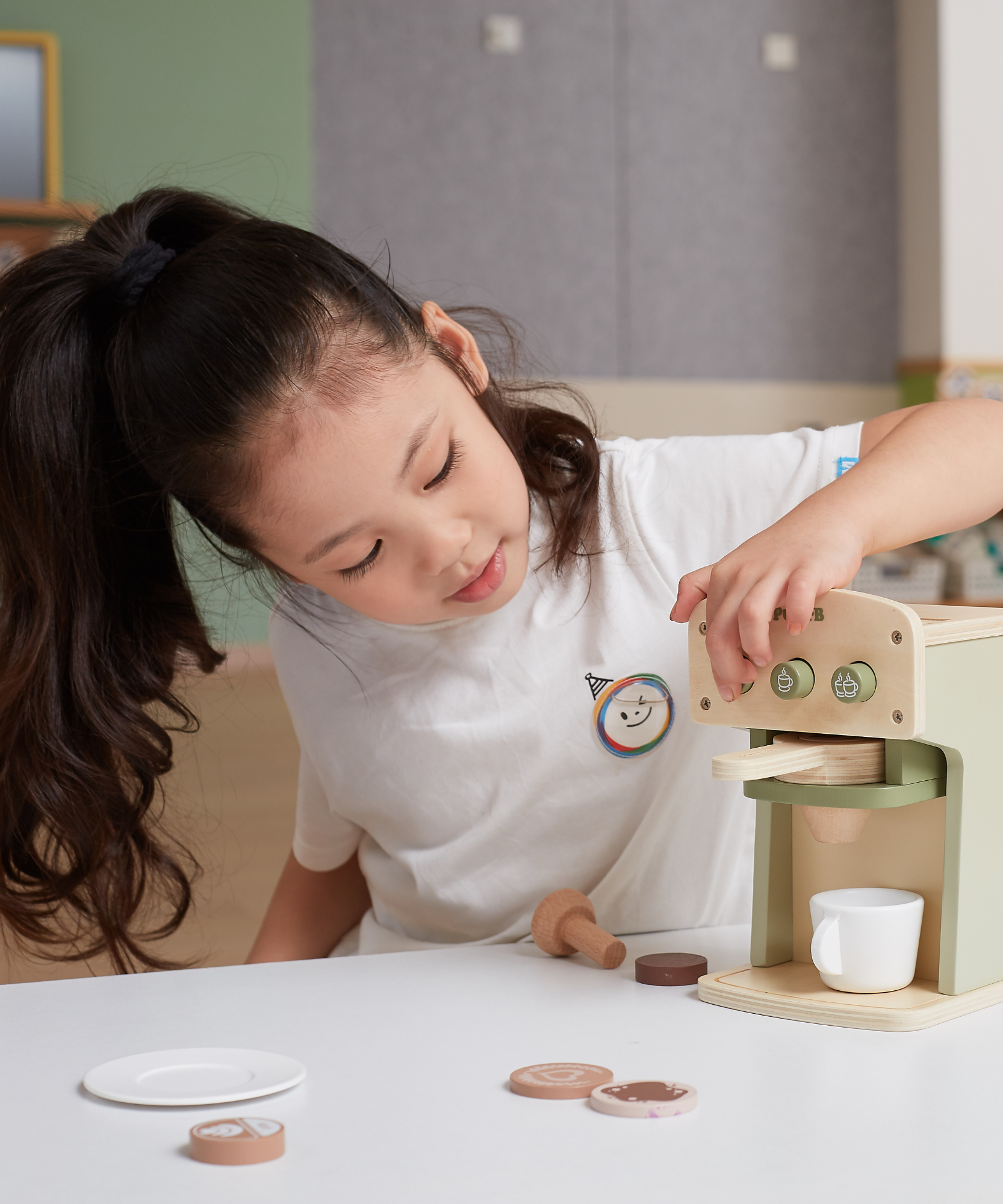 PolarB Wooden Coffee Machine Toy for Kids, Pretend Play Cafe Set with Cup, Saucer, Coffee Pods and Accessories, Role Play Barista Toy for Ages 3 and Up