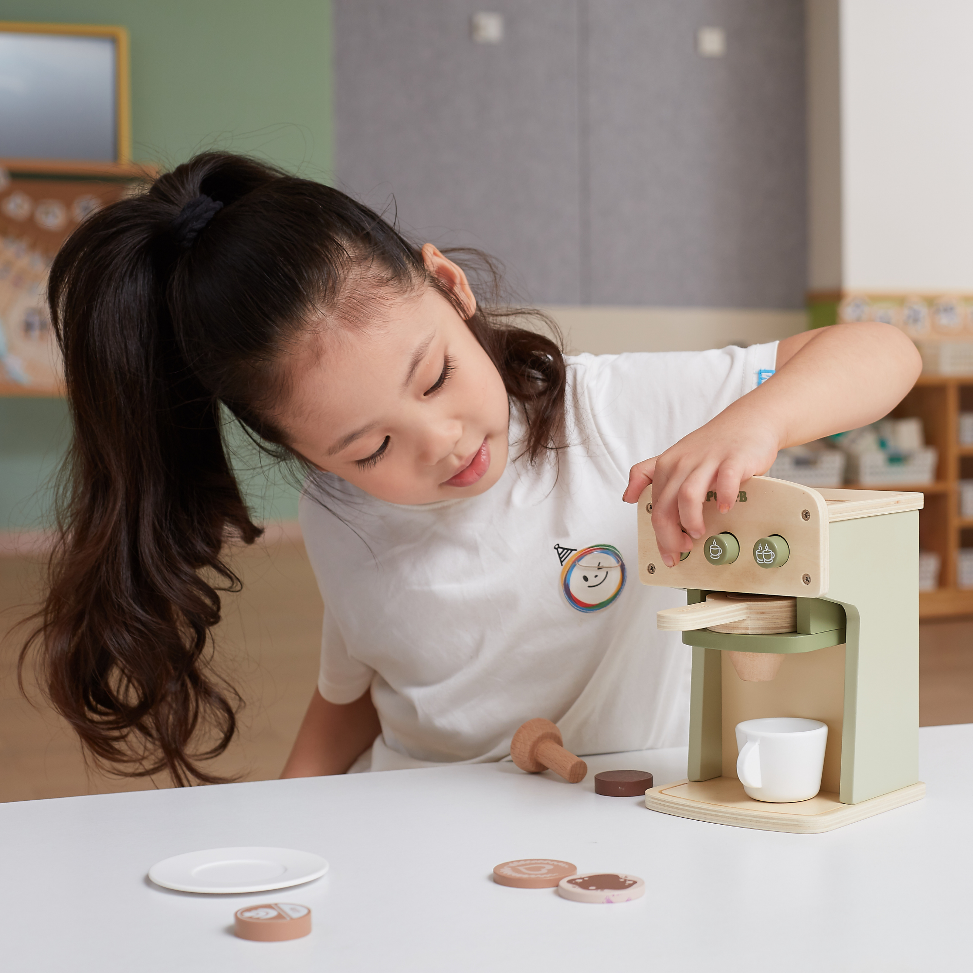 PolarB Wooden Coffee Machine Toy for Kids, Pretend Play Cafe Set with Cup, Saucer, Coffee Pods and Accessories, Role Play Barista Toy for Ages 3 and Up
