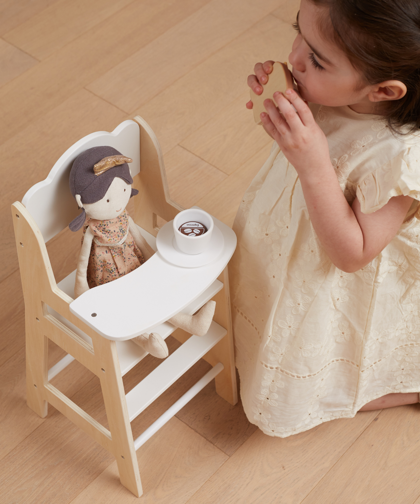كرسي طعام خشبي للدمى من PolarB، يناسب الدمى التي يصل طولها إلى 38 سم، يشجع على لعب الأدوار والإبداع، لعبة من الخشب الصلب للأعمار من 3 سنوات فما فوق