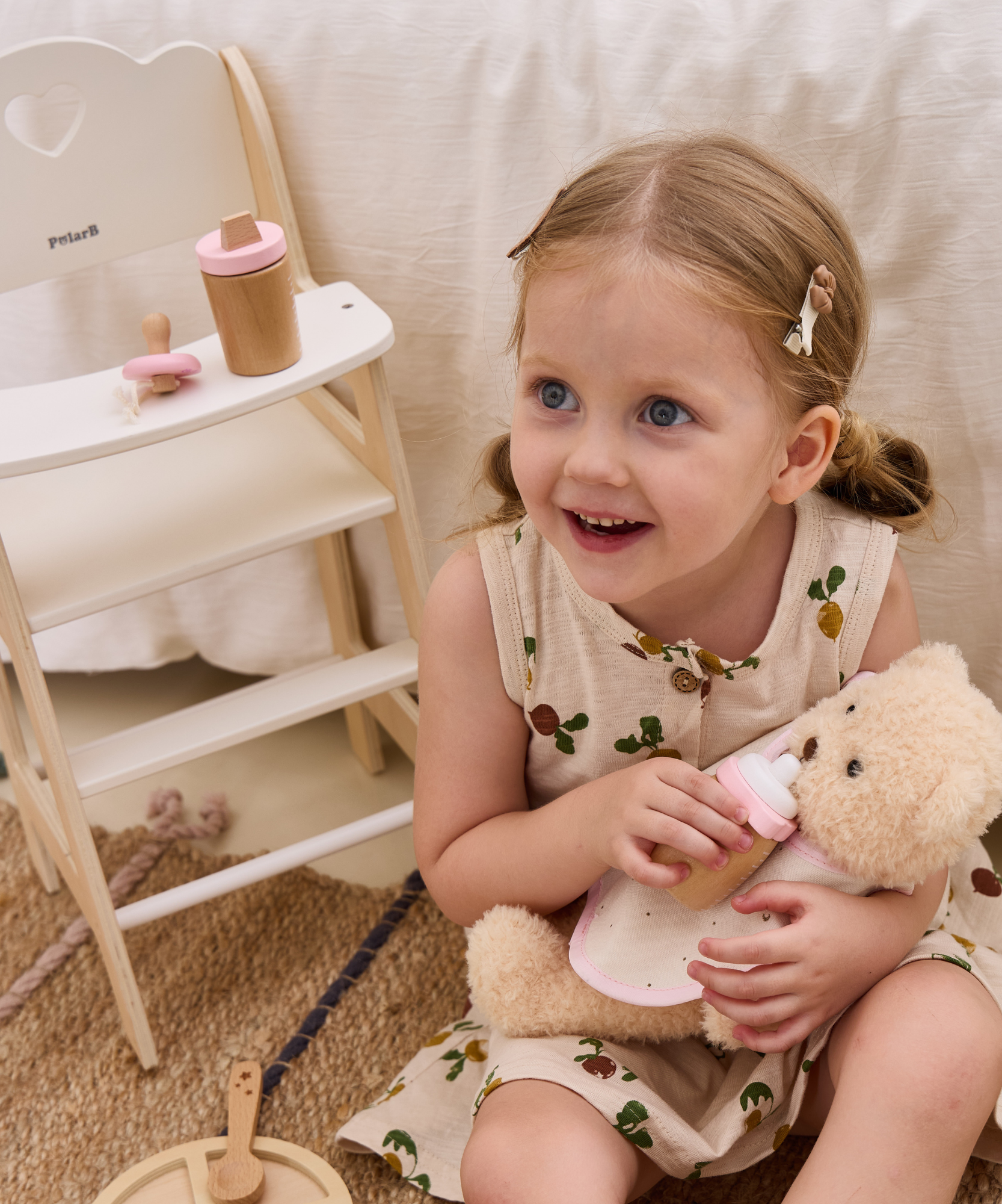 كرسي طعام خشبي للدمى من PolarB، يناسب الدمى التي يصل طولها إلى 38 سم، يشجع على لعب الأدوار والإبداع، لعبة من الخشب الصلب للأعمار من 3 سنوات فما فوق