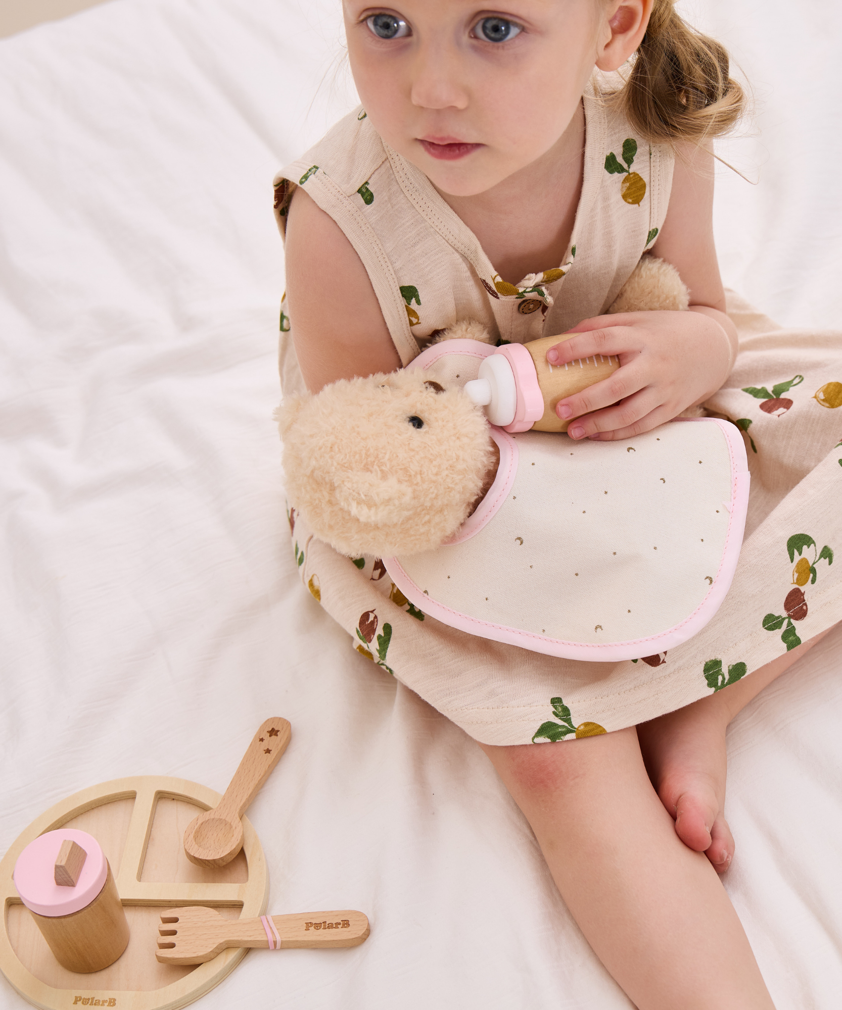 مجموعة تغذية الدمى الخشبية من PolarB للأطفال، مجموعة لعب تظاهري من 8 قطع مع حقيبة، تشجع على التعاطف واللعب الخيالي والمهارات الاجتماعية، للأعمار من 3 سنوات فما فوق