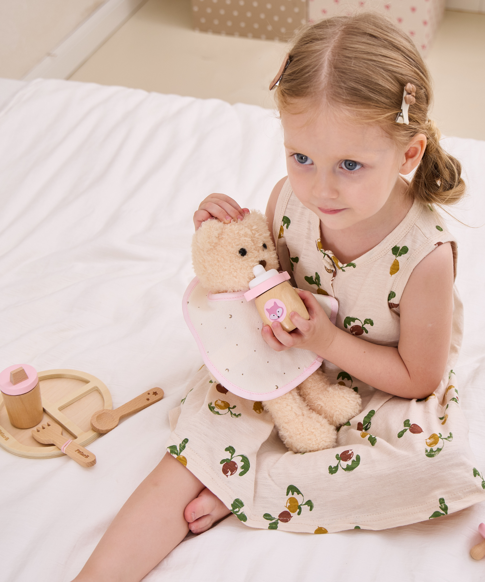 مجموعة تغذية الدمى الخشبية من PolarB للأطفال، مجموعة لعب تظاهري من 8 قطع مع حقيبة، تشجع على التعاطف واللعب الخيالي والمهارات الاجتماعية، للأعمار من 3 سنوات فما فوق