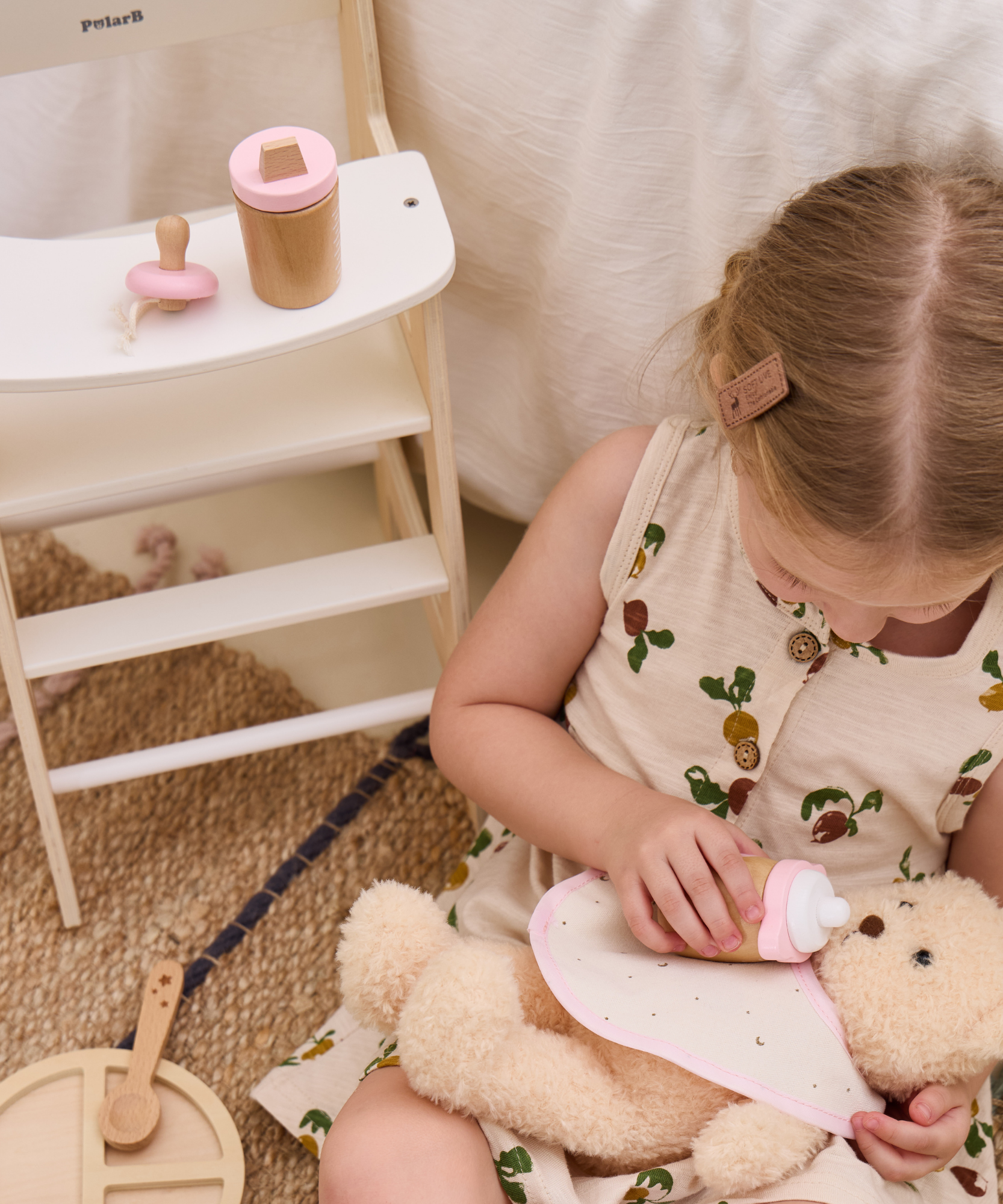مجموعة تغذية الدمى الخشبية من PolarB للأطفال، مجموعة لعب تظاهري من 8 قطع مع حقيبة، تشجع على التعاطف واللعب الخيالي والمهارات الاجتماعية، للأعمار من 3 سنوات فما فوق