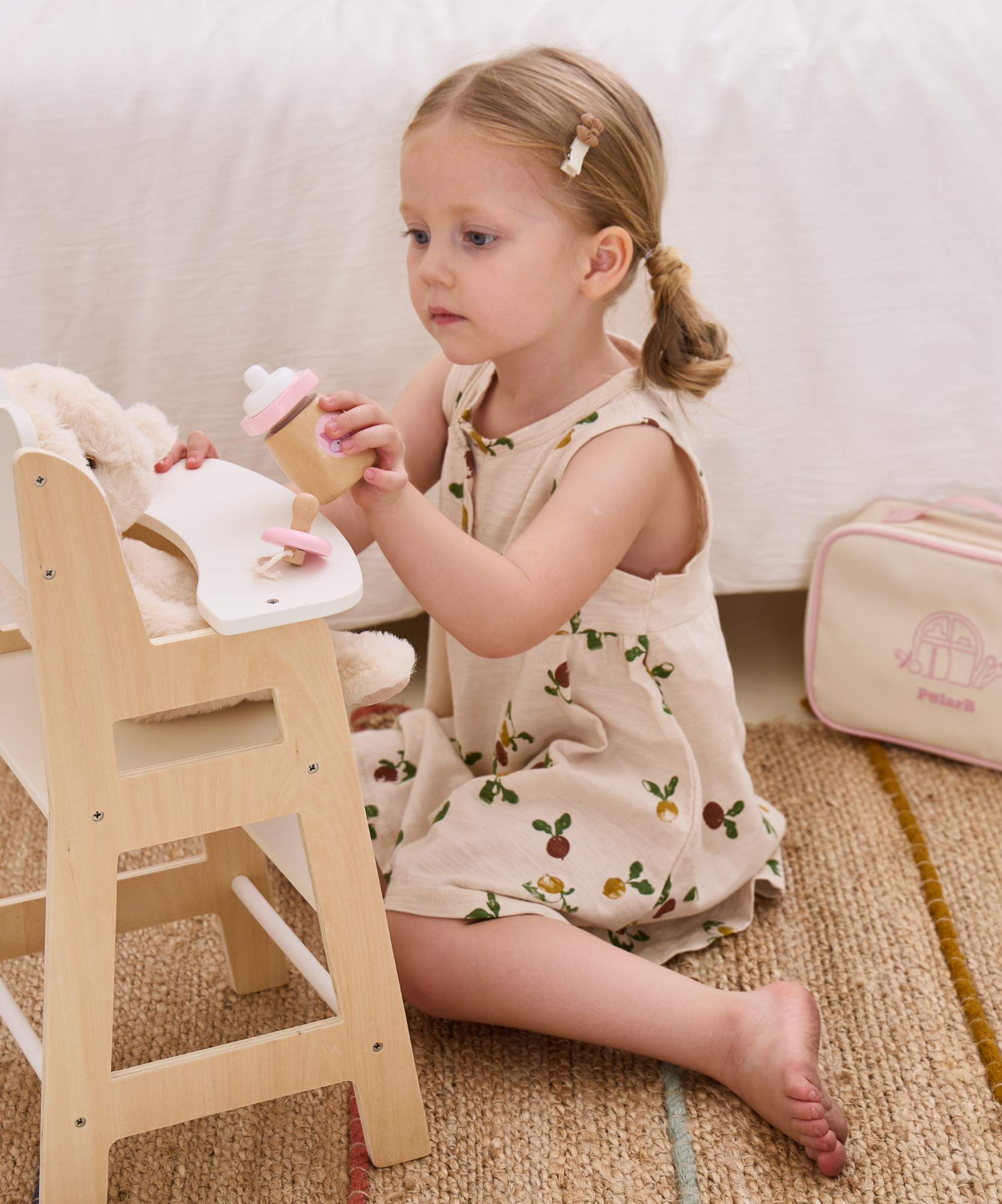 مجموعة تغذية الدمى الخشبية من PolarB للأطفال، مجموعة لعب تظاهري من 8 قطع مع حقيبة، تشجع على التعاطف واللعب الخيالي والمهارات الاجتماعية، للأعمار من 3 سنوات فما فوق