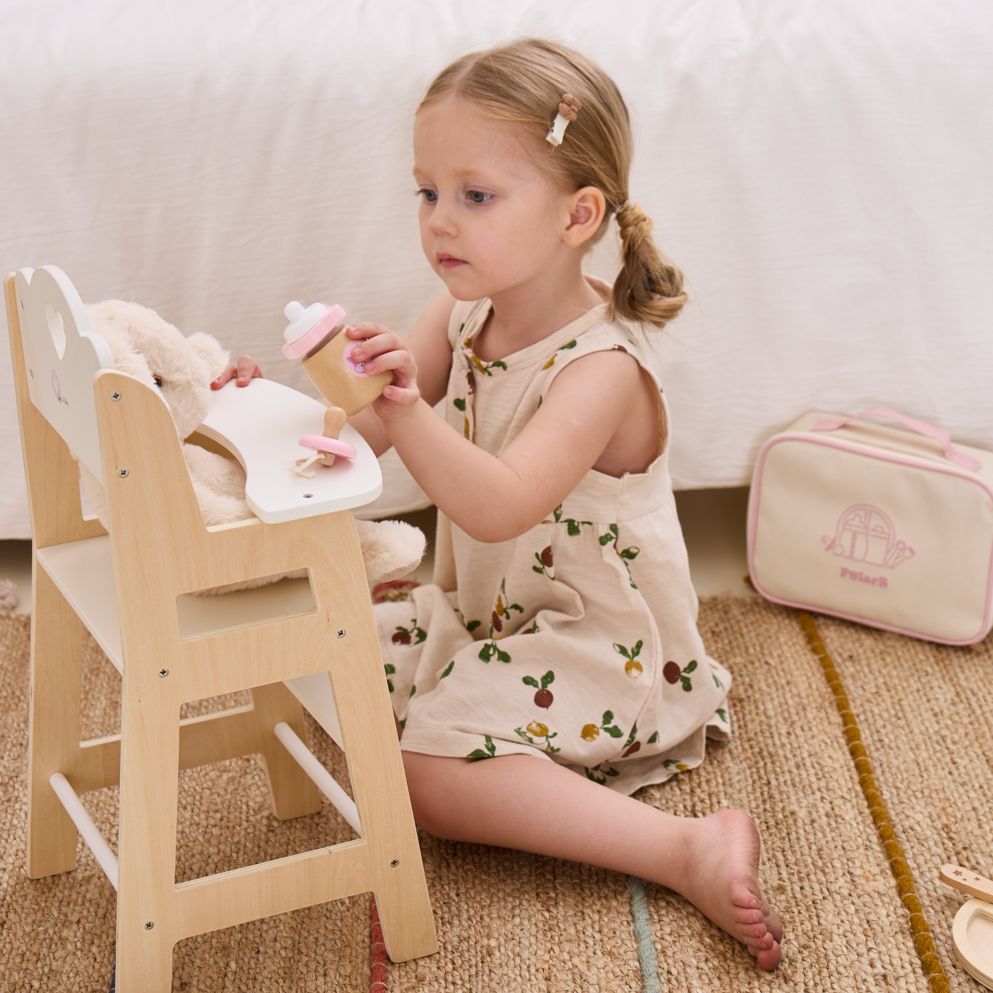 مجموعة تغذية الدمى الخشبية من PolarB للأطفال، مجموعة لعب تظاهري من 8 قطع مع حقيبة، تشجع على التعاطف واللعب الخيالي والمهارات الاجتماعية، للأعمار من 3 سنوات فما فوق