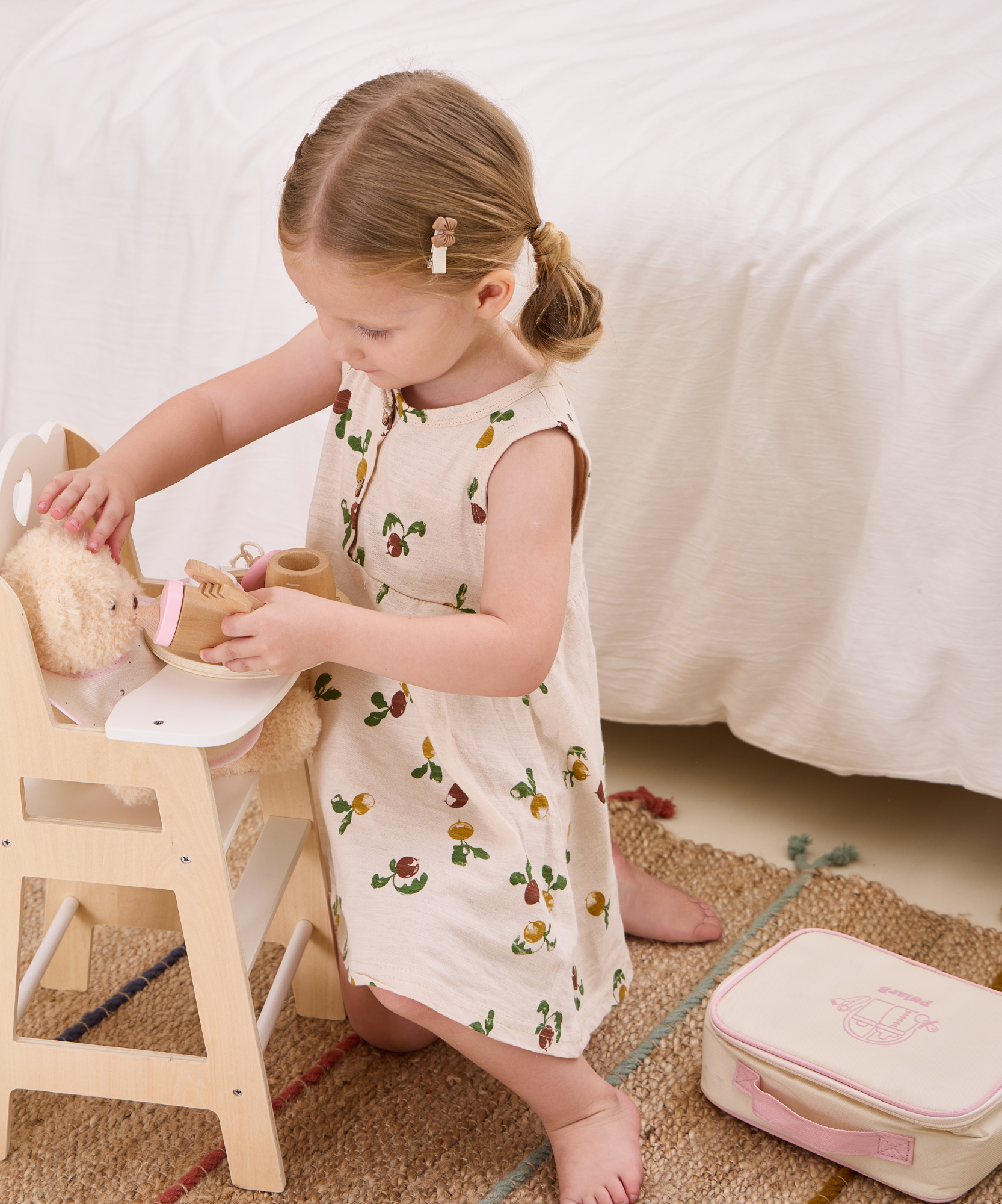 مجموعة تغذية الدمى الخشبية من PolarB للأطفال، مجموعة لعب تظاهري من 8 قطع مع حقيبة، تشجع على التعاطف واللعب الخيالي والمهارات الاجتماعية، للأعمار من 3 سنوات فما فوق