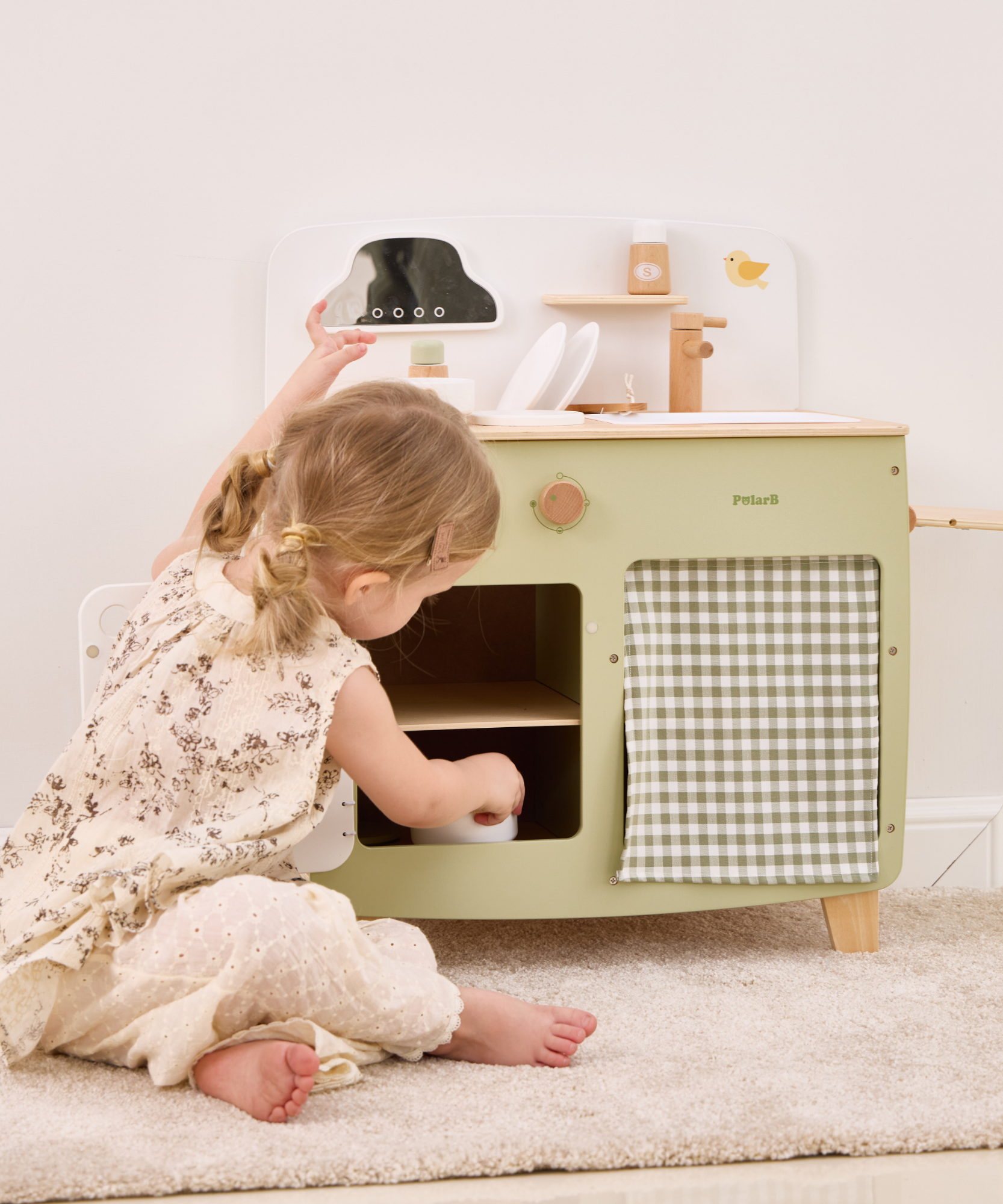 مجموعة مطبخ اللعب الخشبية PolarB للأطفال، لعبة طبخ تظاهرية مع موقد وحوض وفرن وأواني وأواني وطاولة جانبية قابلة للطي، تشجع اللعب الإبداعي والخيالي للأطفال الصغار