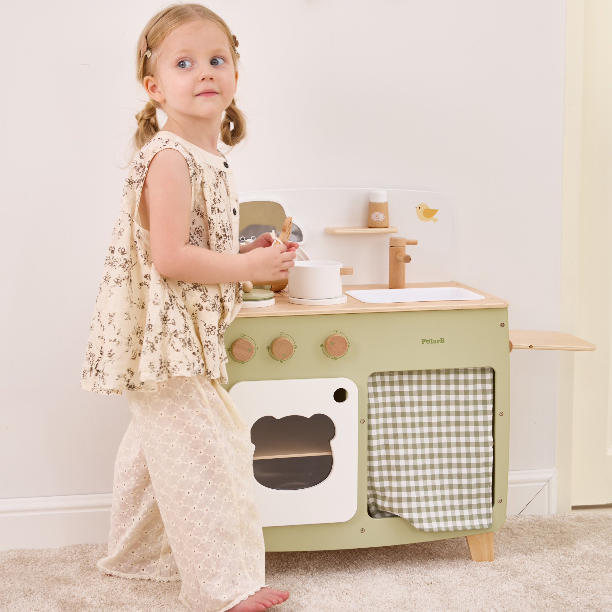 مجموعة مطبخ اللعب الخشبية PolarB للأطفال، لعبة طبخ تظاهرية مع موقد وحوض وفرن وأواني وأواني وطاولة جانبية قابلة للطي، تشجع اللعب الإبداعي والخيالي للأطفال الصغار