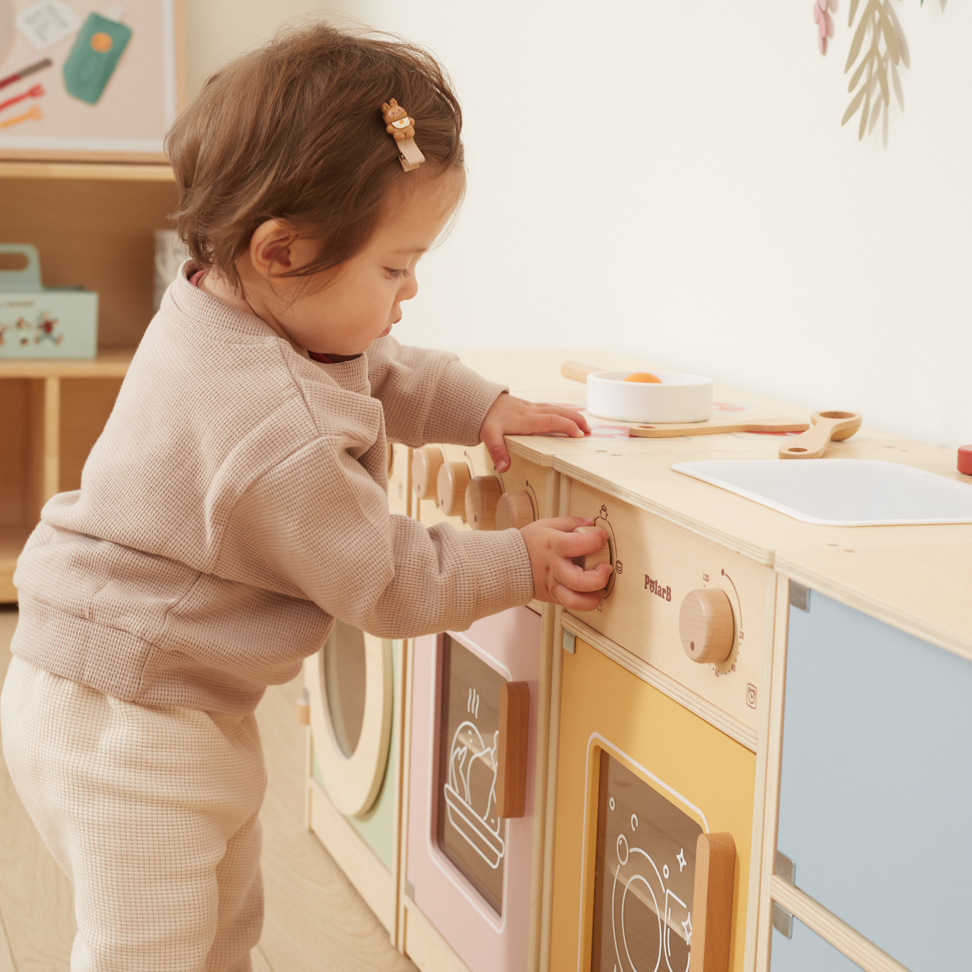 مجموعة مطبخ بولار بي الخشبية للأطفال الصغار مع ثلاجة وفرن وحوض وغسالة ملابس، مطبخ لعب واقعي للأعمار من 18 شهرًا فما فوق، يشجع اللعب الخيالي والاجتماعي