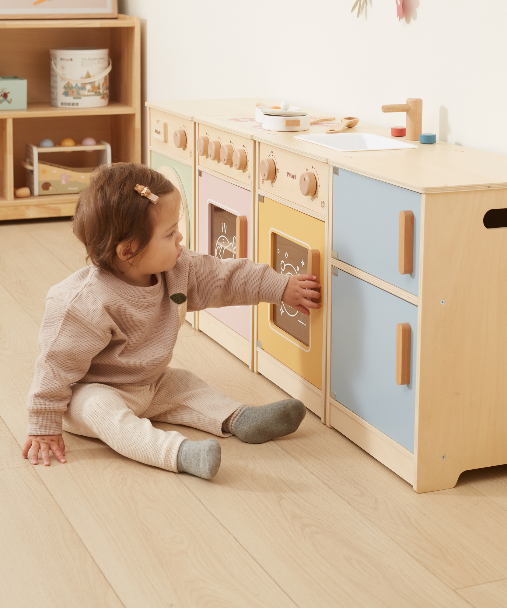 مجموعة مطبخ بولار بي الخشبية للأطفال الصغار مع ثلاجة وفرن وحوض وغسالة ملابس، مطبخ لعب واقعي للأعمار من 18 شهرًا فما فوق، يشجع اللعب الخيالي والاجتماعي