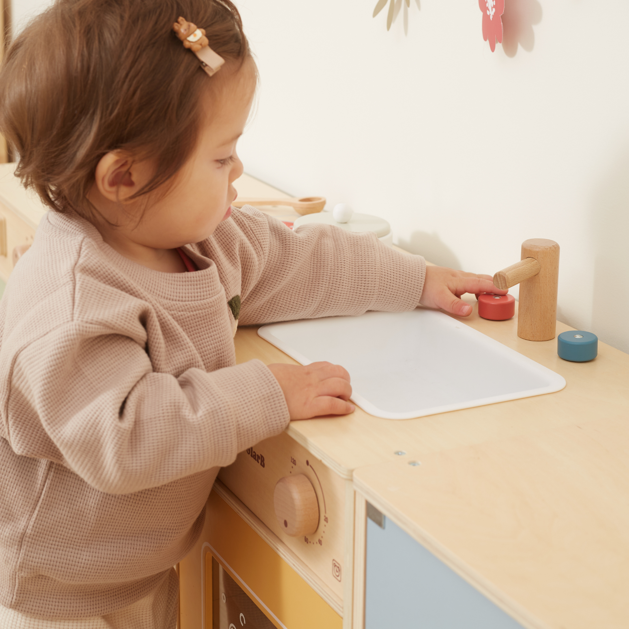 مجموعة مطبخ بولار بي الخشبية للأطفال الصغار مع ثلاجة وفرن وحوض وغسالة ملابس، مطبخ لعب واقعي للأعمار من 18 شهرًا فما فوق، يشجع اللعب الخيالي والاجتماعي