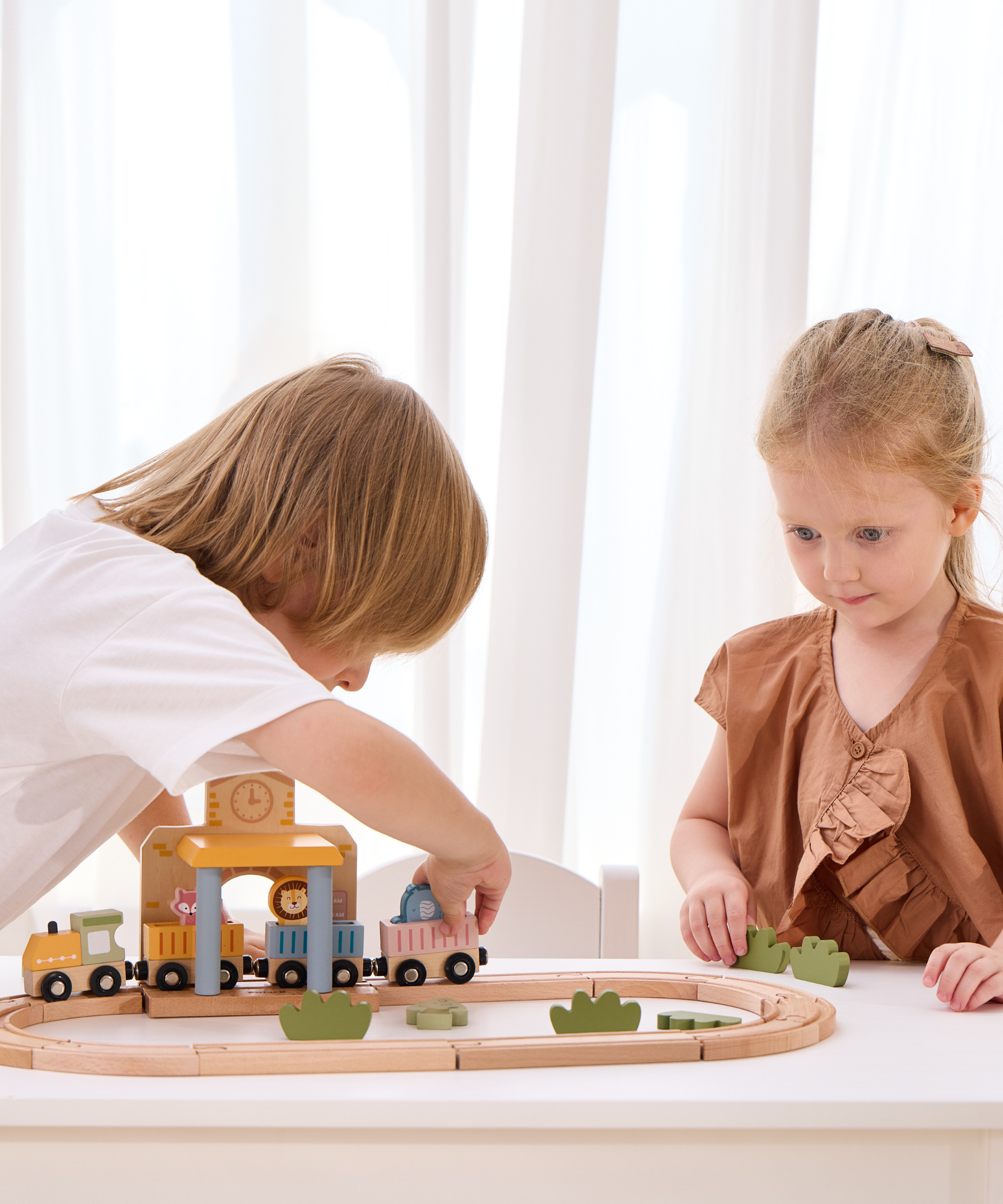 مجموعة قطارات خشبية من PolarB، 30 قطعة مع محطة صوت تفاعلية، ومسارات، وشخصيات حيوانات، وملحقاتها، لعبة تعليمية للأطفال من سن 3 سنوات فما فوق