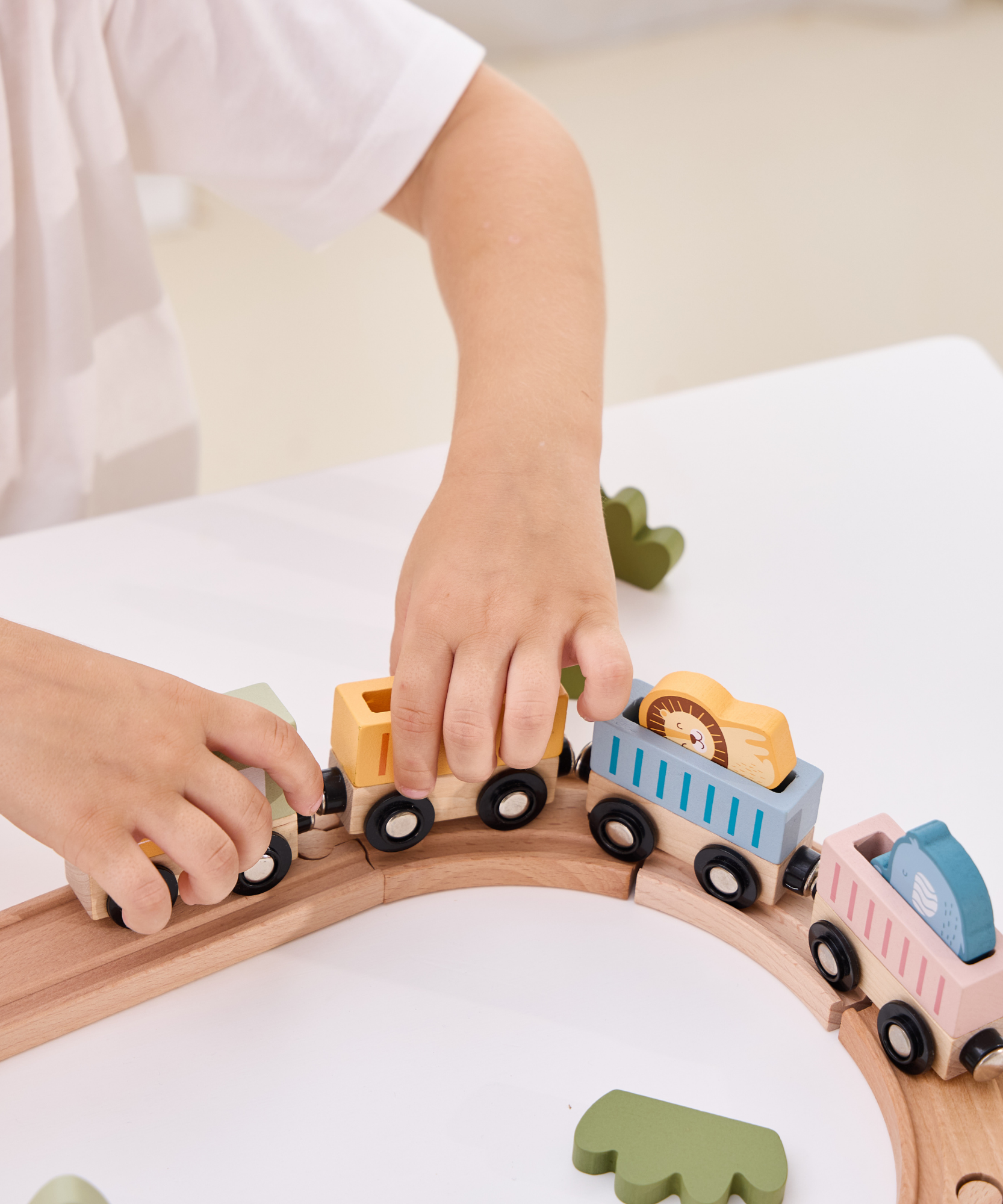 مجموعة قطارات خشبية من PolarB، 30 قطعة مع محطة صوت تفاعلية، ومسارات، وشخصيات حيوانات، وملحقاتها، لعبة تعليمية للأطفال من سن 3 سنوات فما فوق